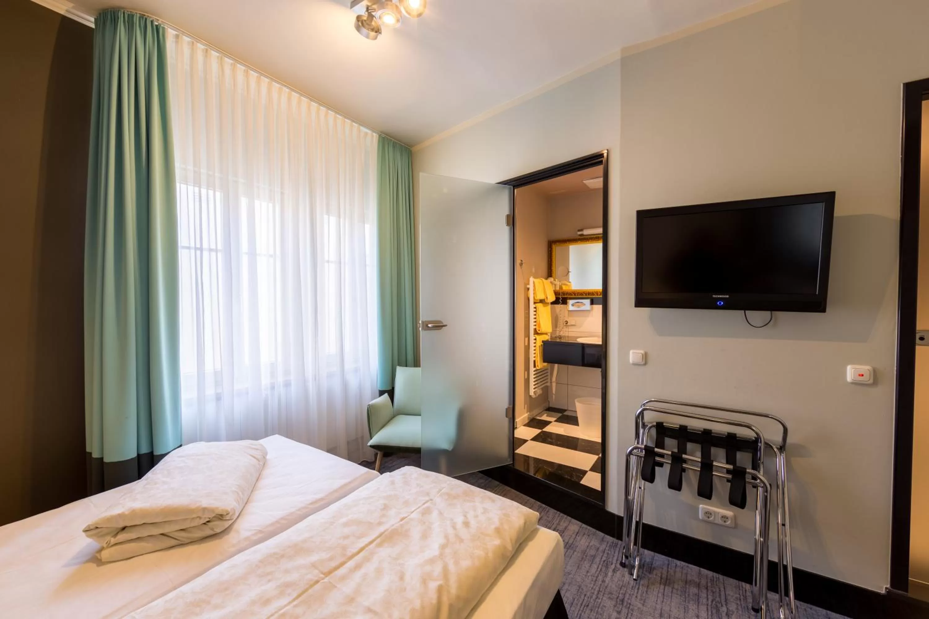 Photo of the whole room, Bed in Historik Hotel Goldener Hirsch Rothenburg