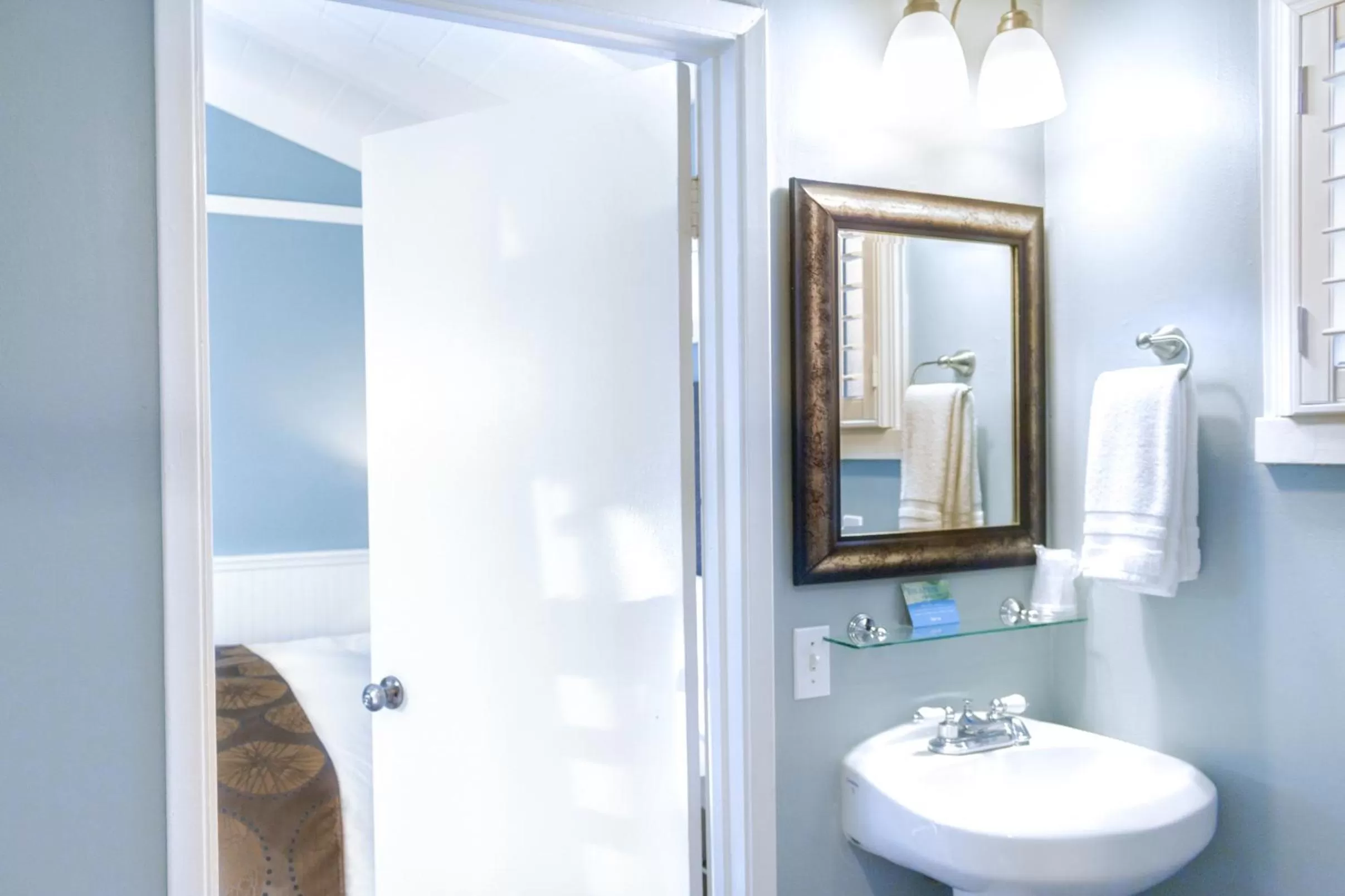 Bathroom in Ocean Echo Inn & Beach Cottages