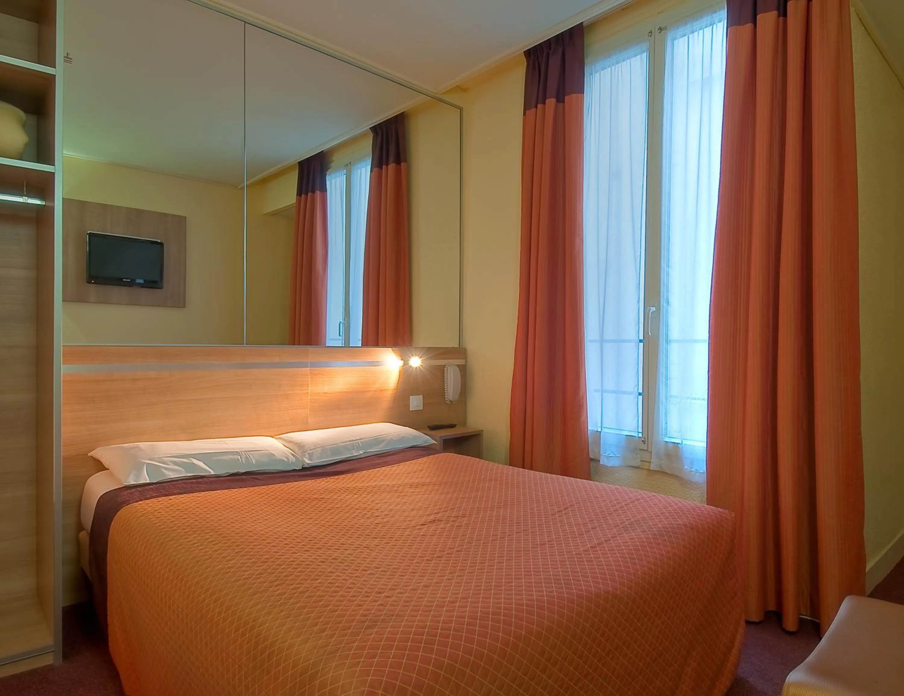 Bed in Hôtel de France Quartier Latin