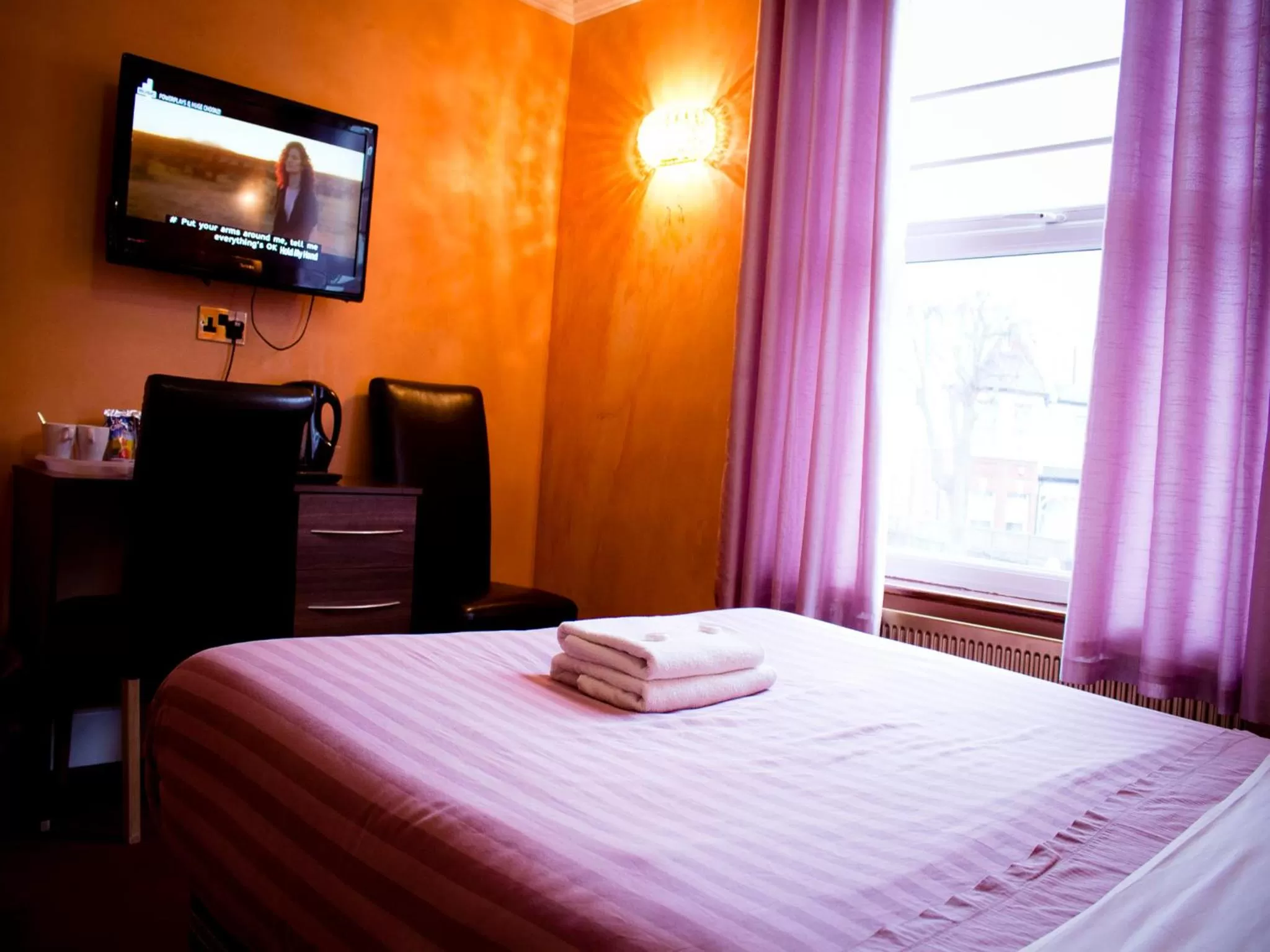 Photo of the whole room, Bed in Cricklewood Lodge Hotel