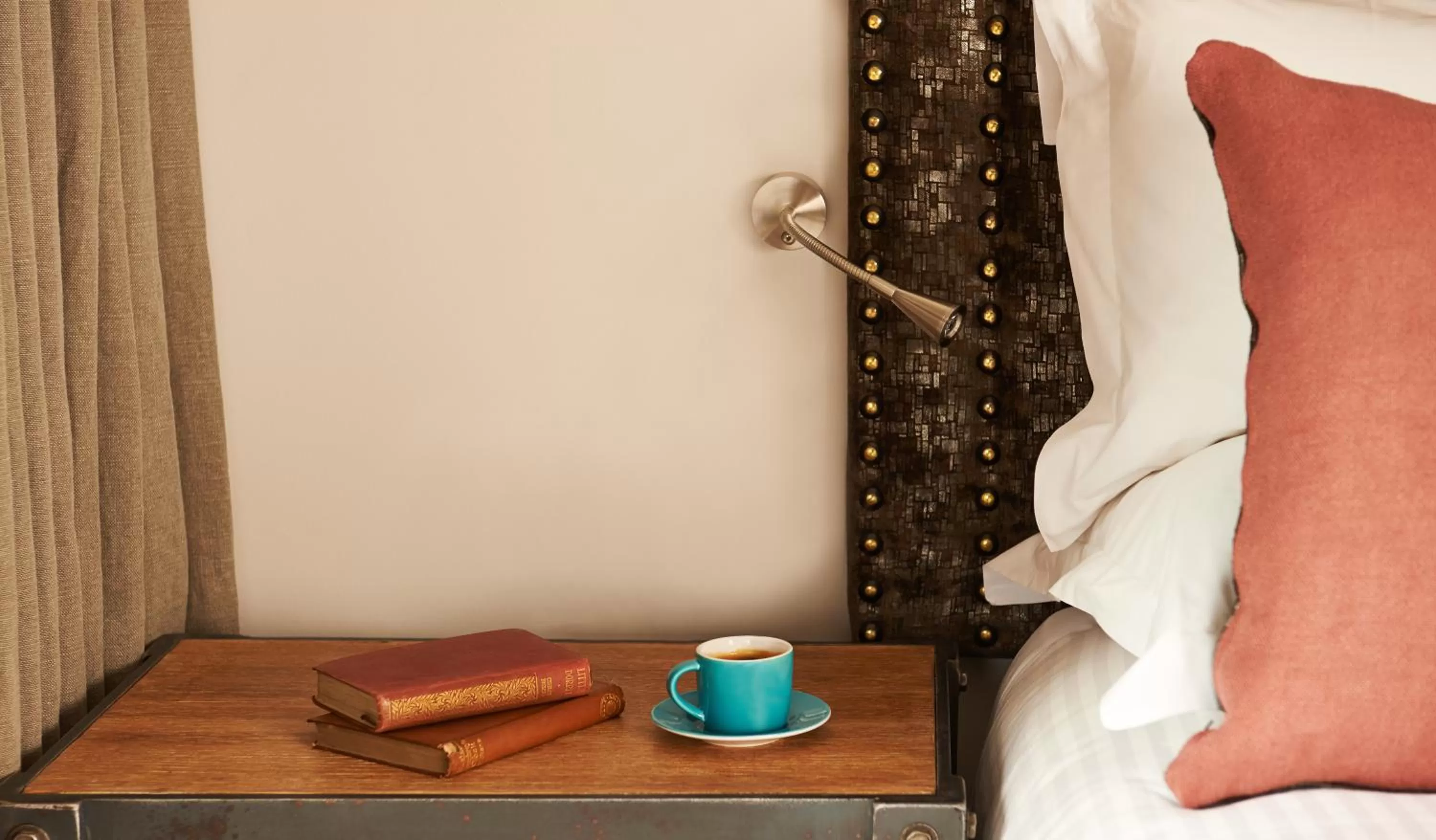 Coffee/tea facilities, Bed in The Bull and The Hide