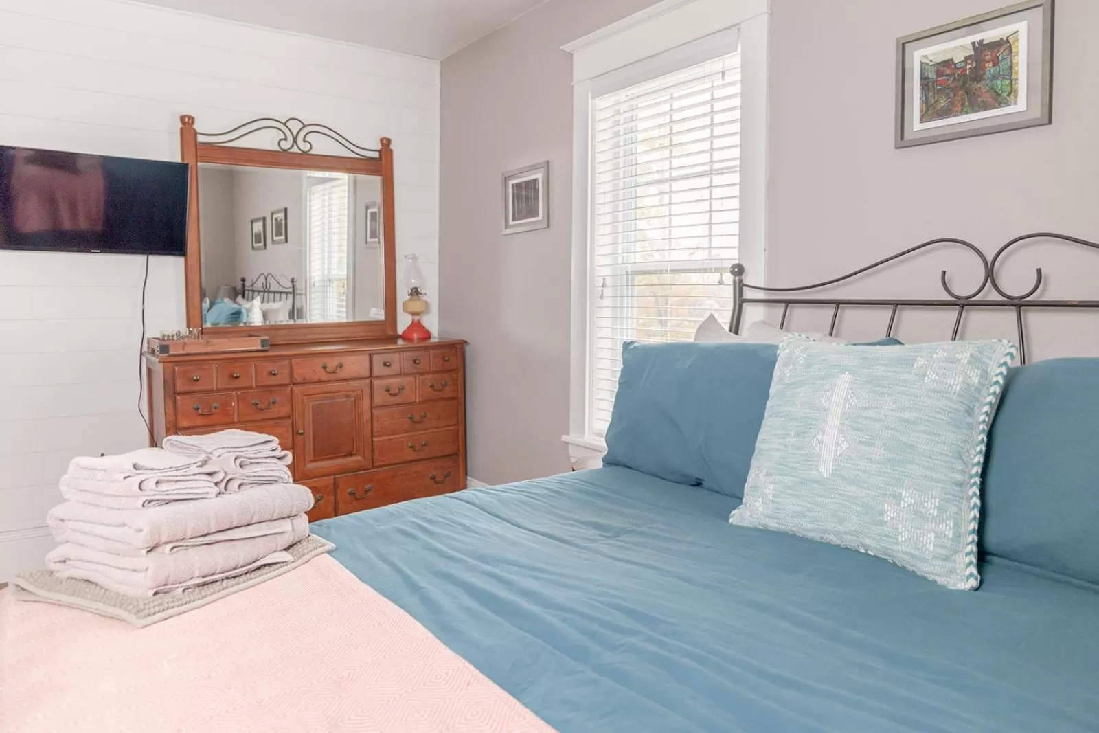 Bed in The Olde Anchor Bed & Breakfast