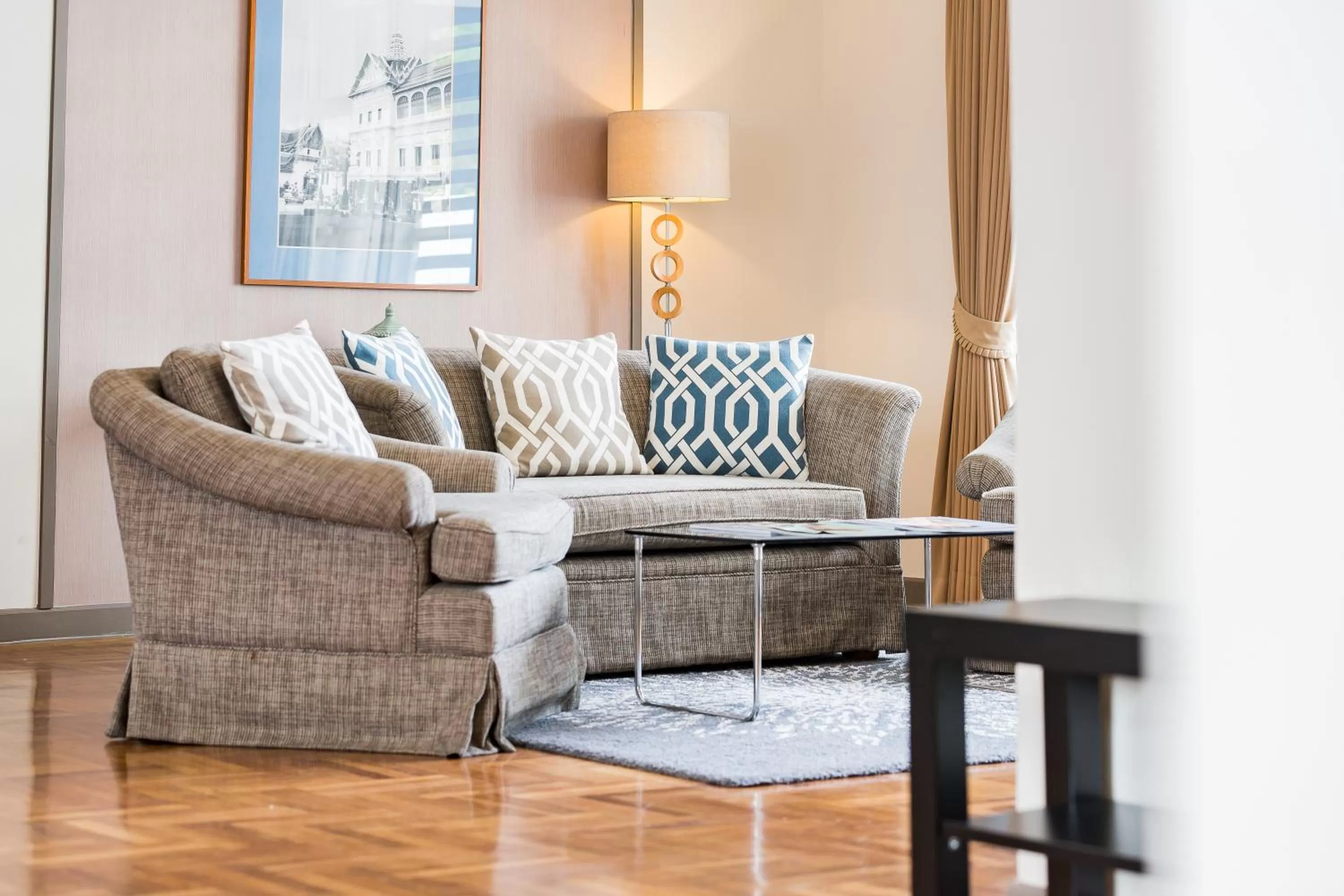 Living room in Asoke Residence Sukhumvit by UHG