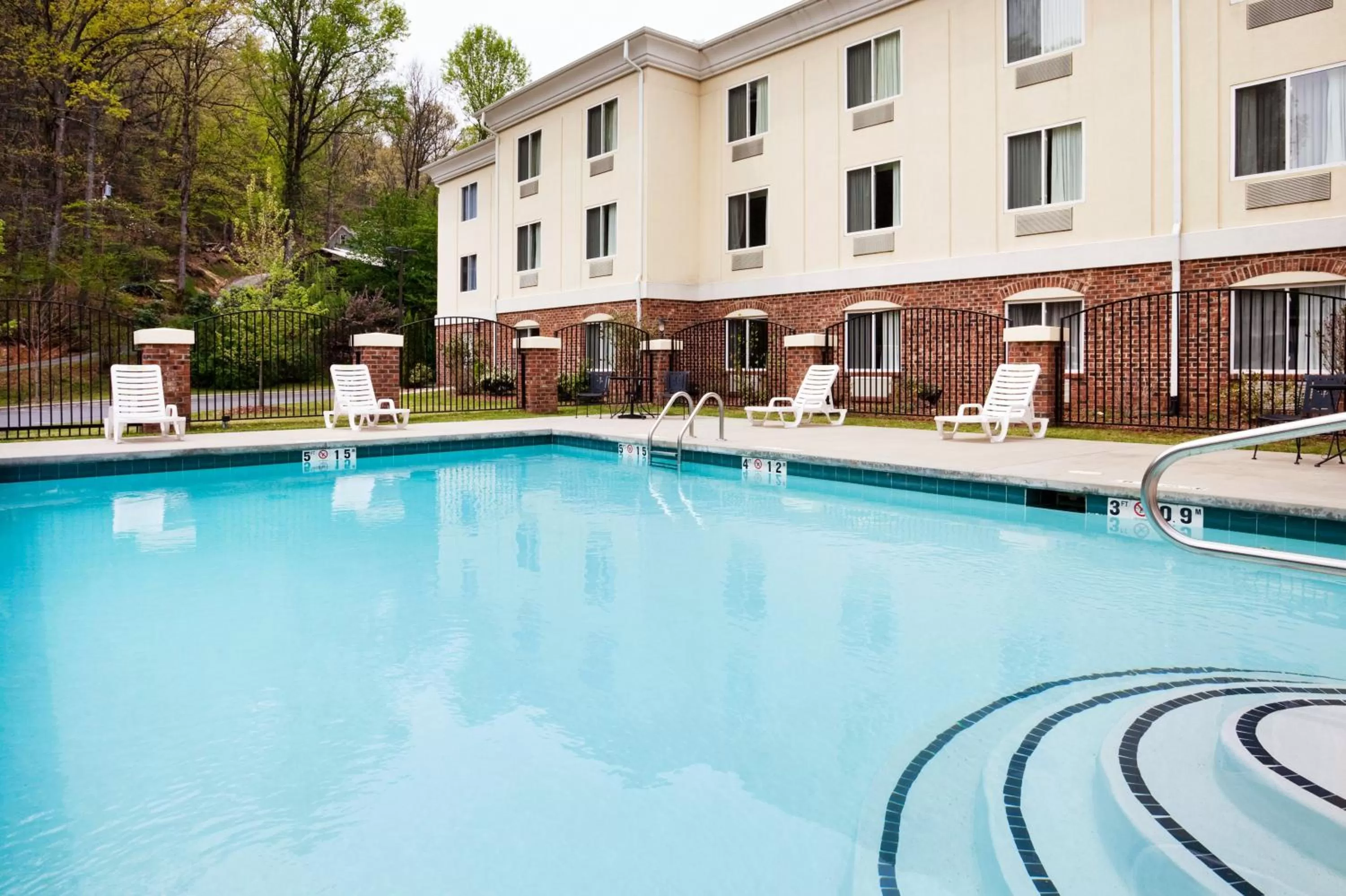 Swimming pool in Holiday Inn Express Hotel & Suites Cherokee-Casino by IHG