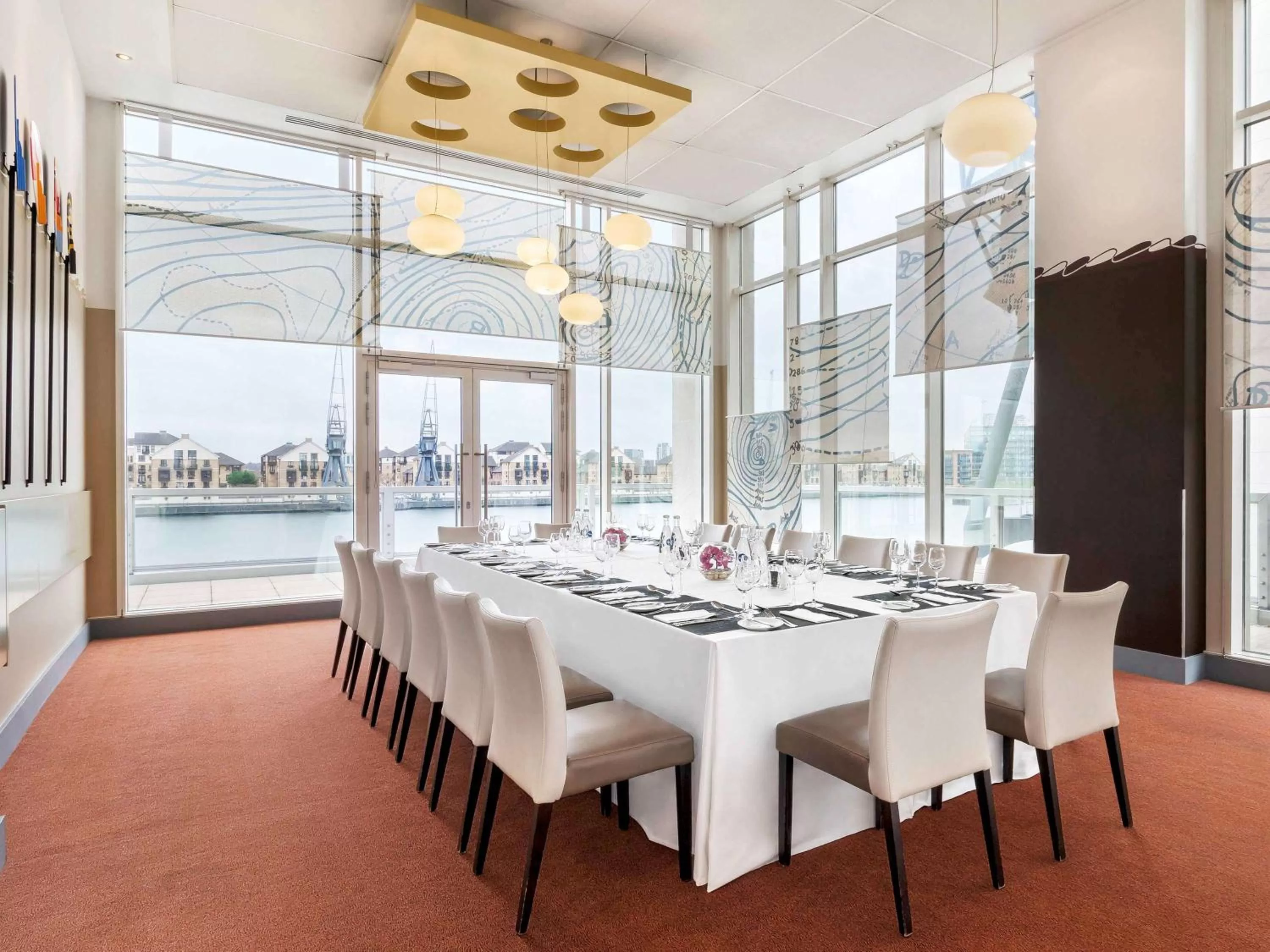 Restaurant/places to eat in Novotel London Excel