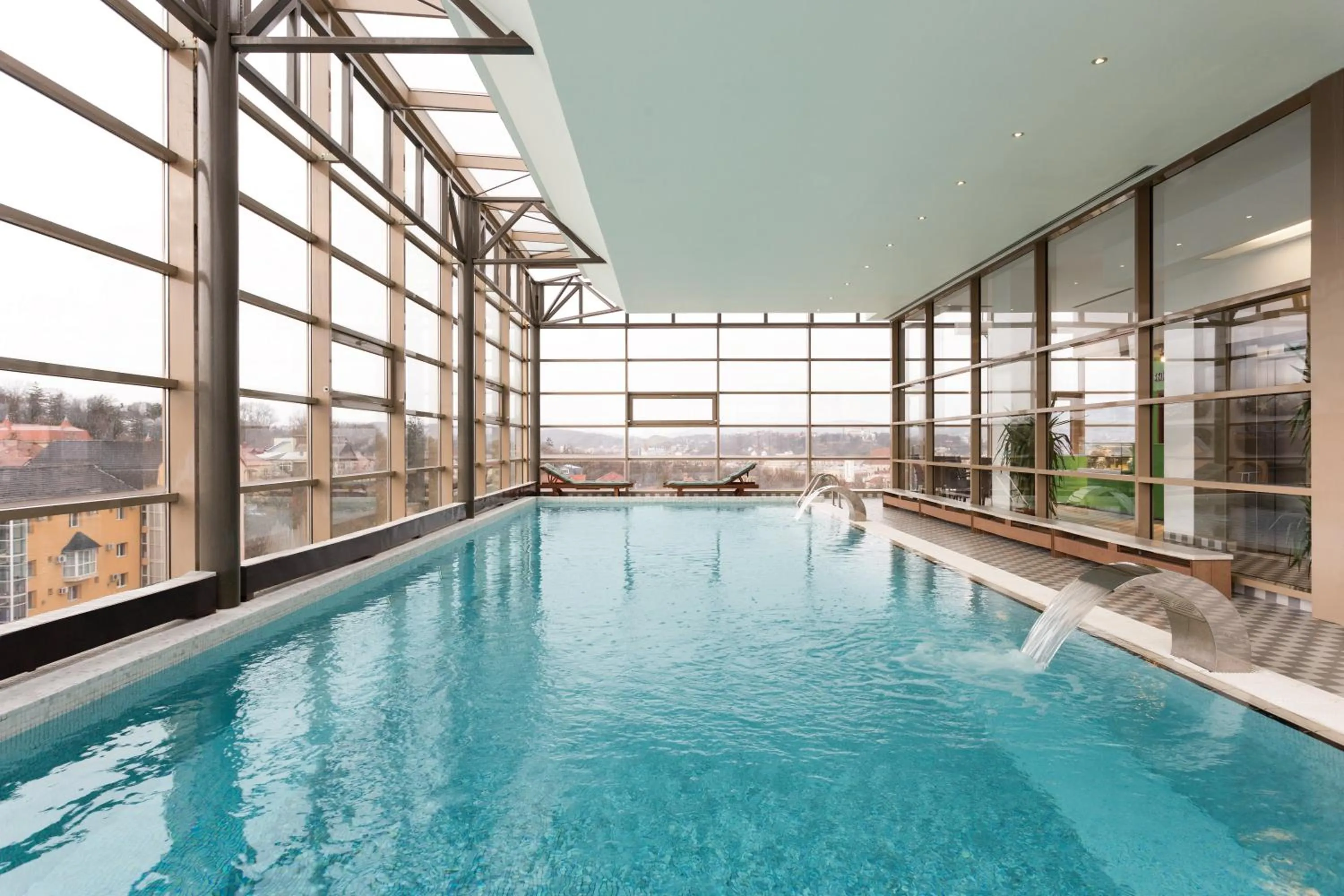 Swimming pool in Wyndham Cluj