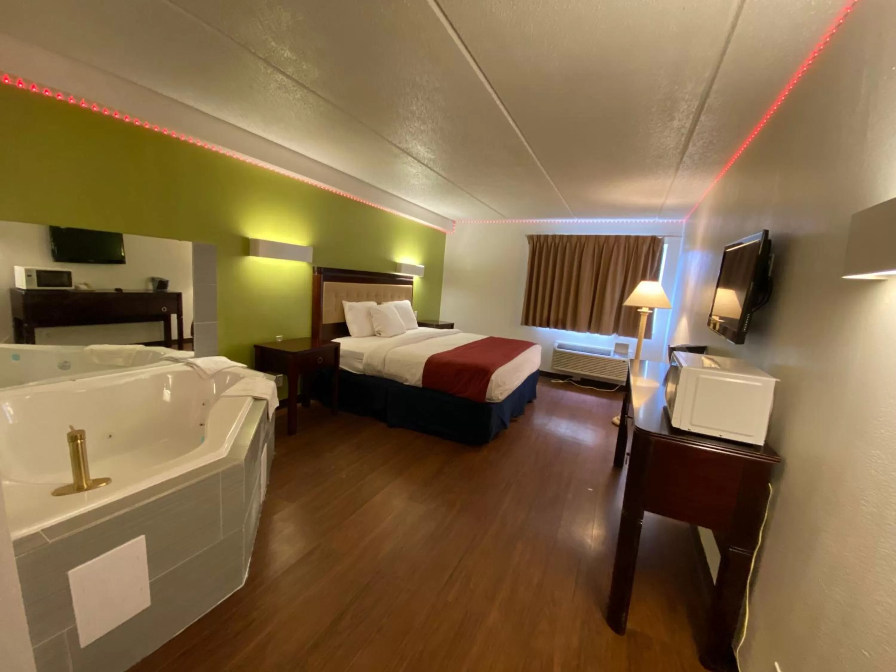 Bedroom, Bed in Skylight Inn Willoughby - Cleveland Mentor