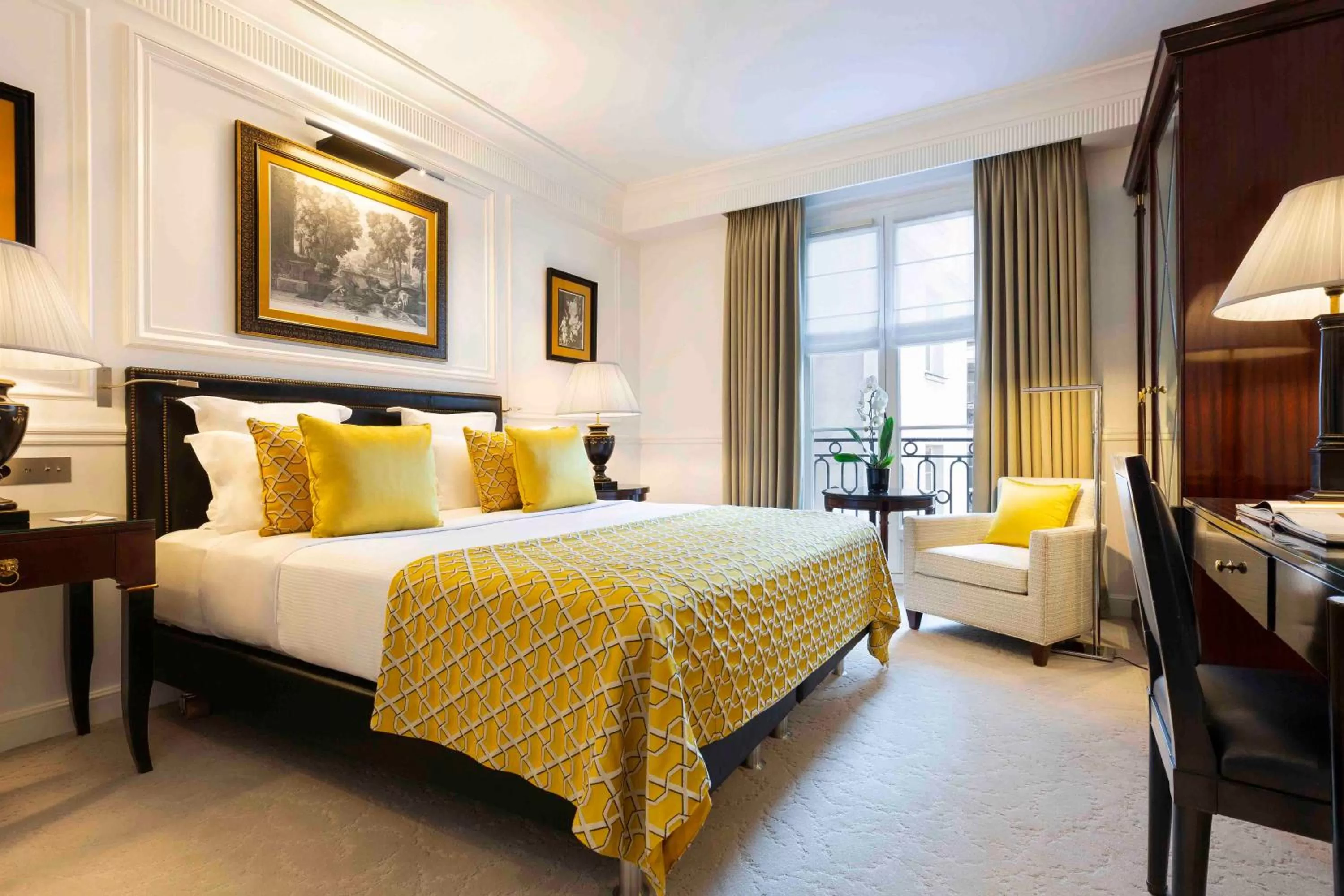 Photo of the whole room, Bed in Francois 1er