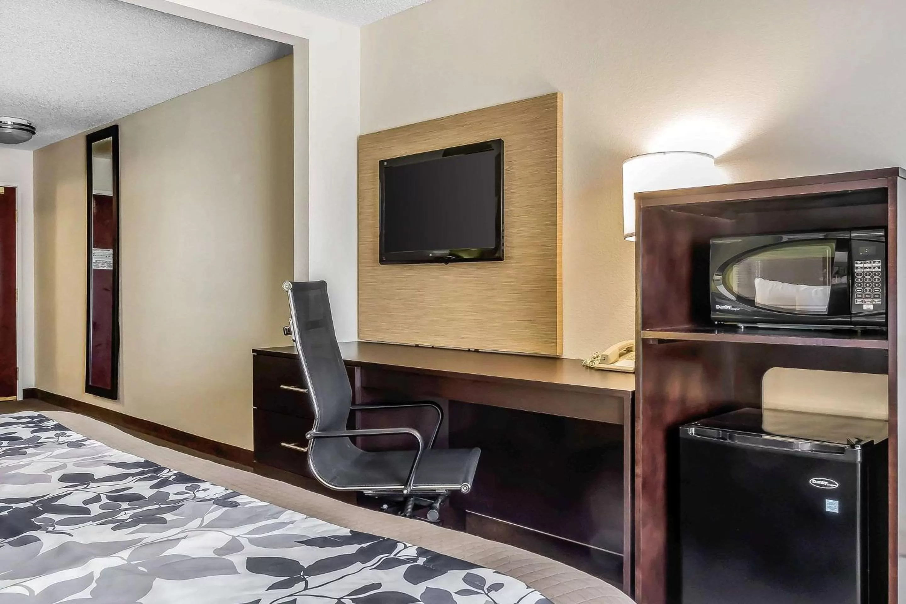 Photo of the whole room, Bed in Sleep Inn & Suites Dothan North