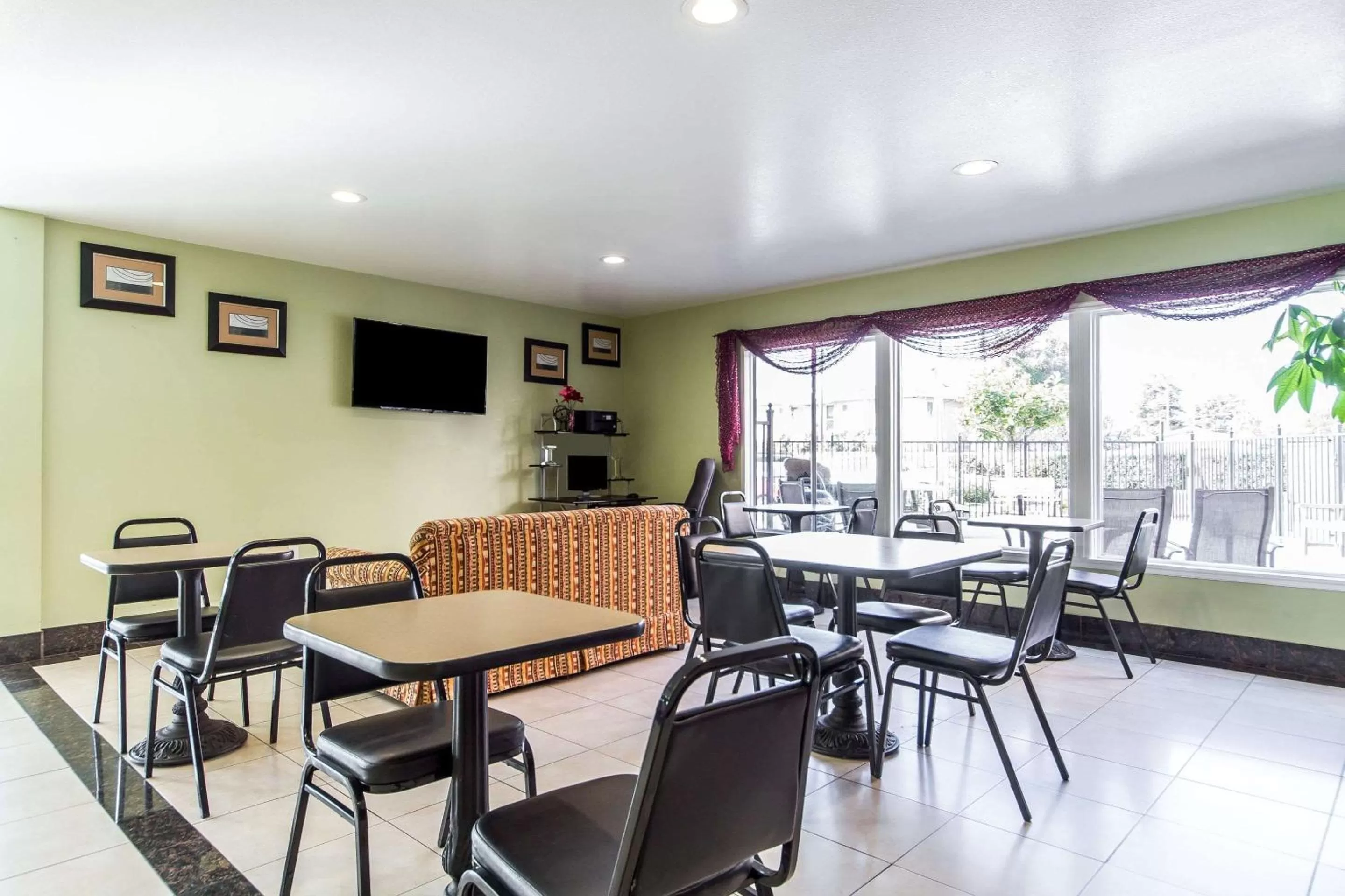 Restaurant/places to eat in Rodeway Inn & Suites Hayward - Oakland South