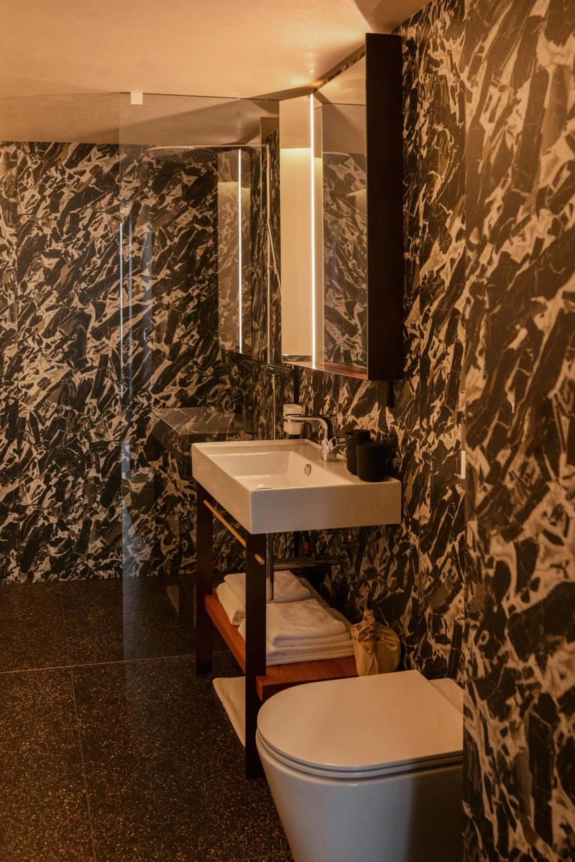 Bathroom in Warszauer Hotel