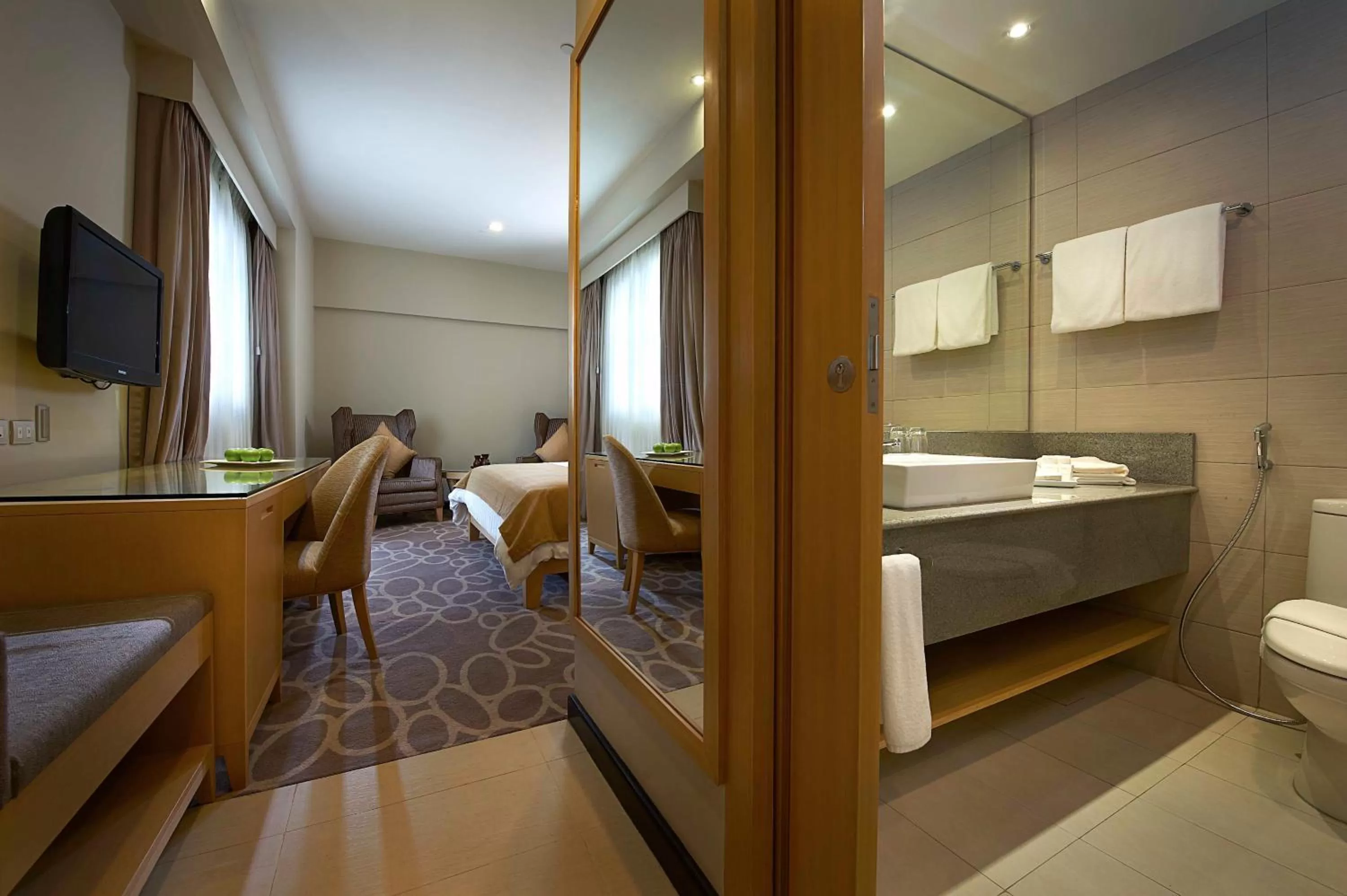 Bathroom, Bed in Berjaya Makati Hotel