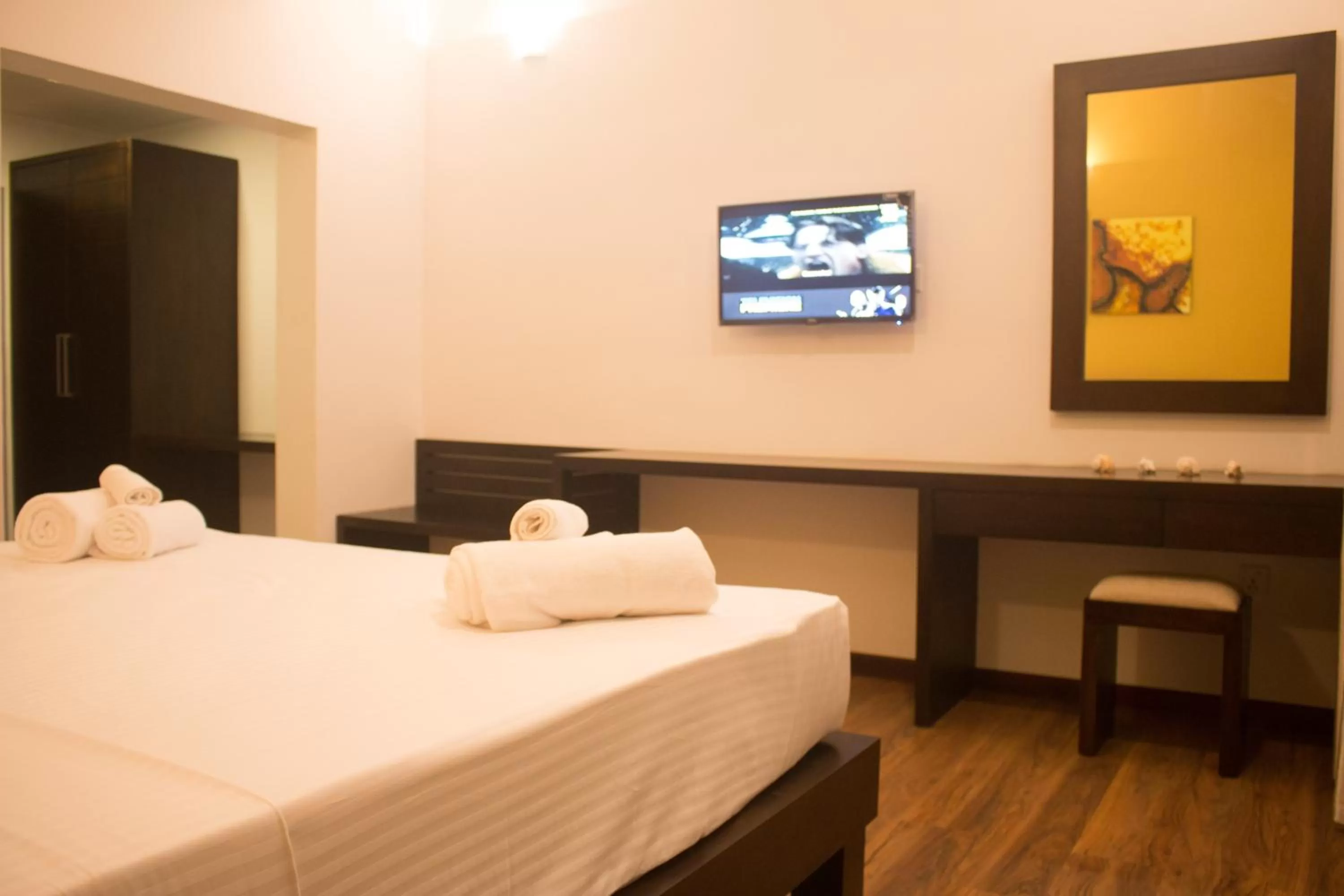 Bedroom, Bed in The Suite 262