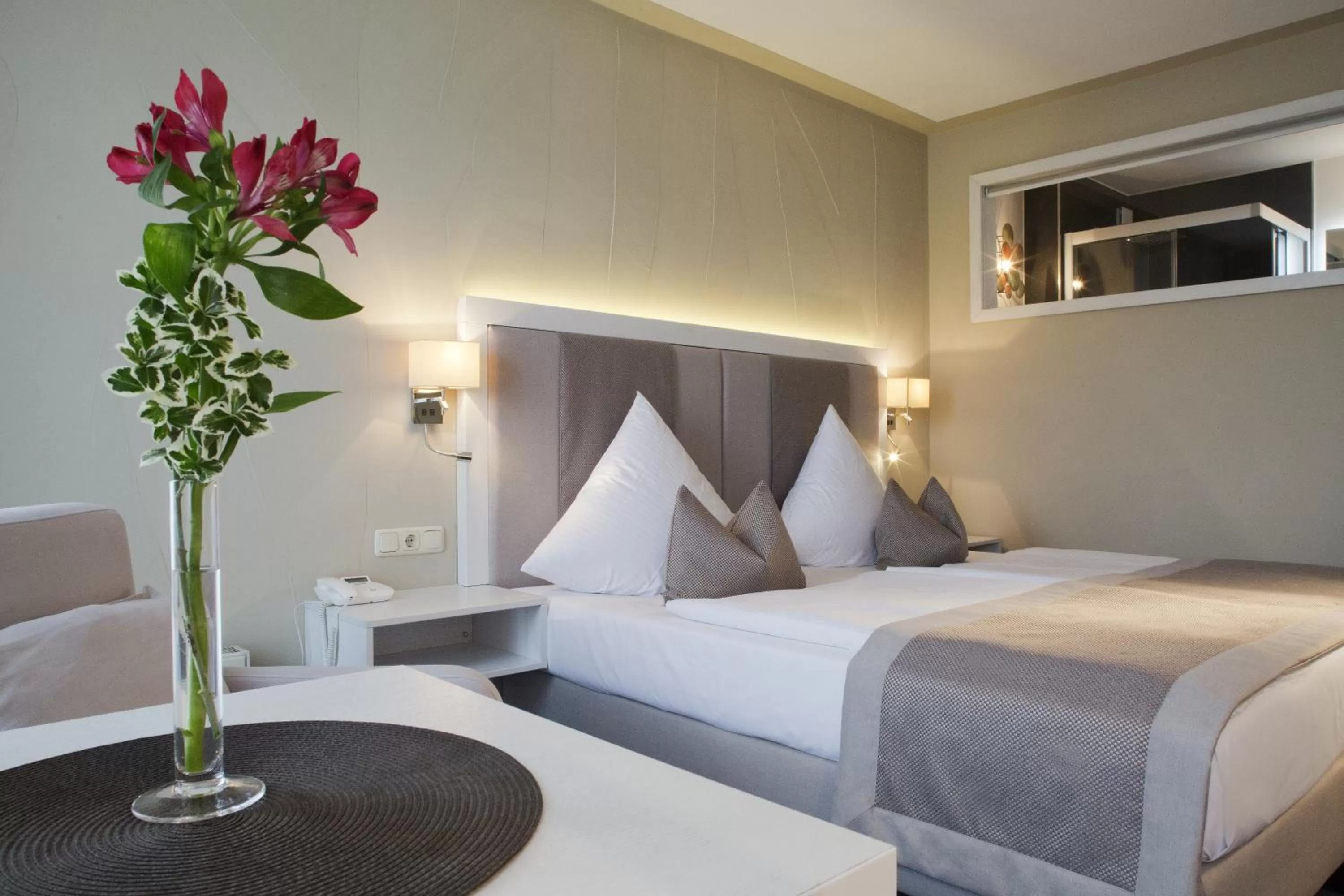 Photo of the whole room, Bed in HafenHotel PommernYacht