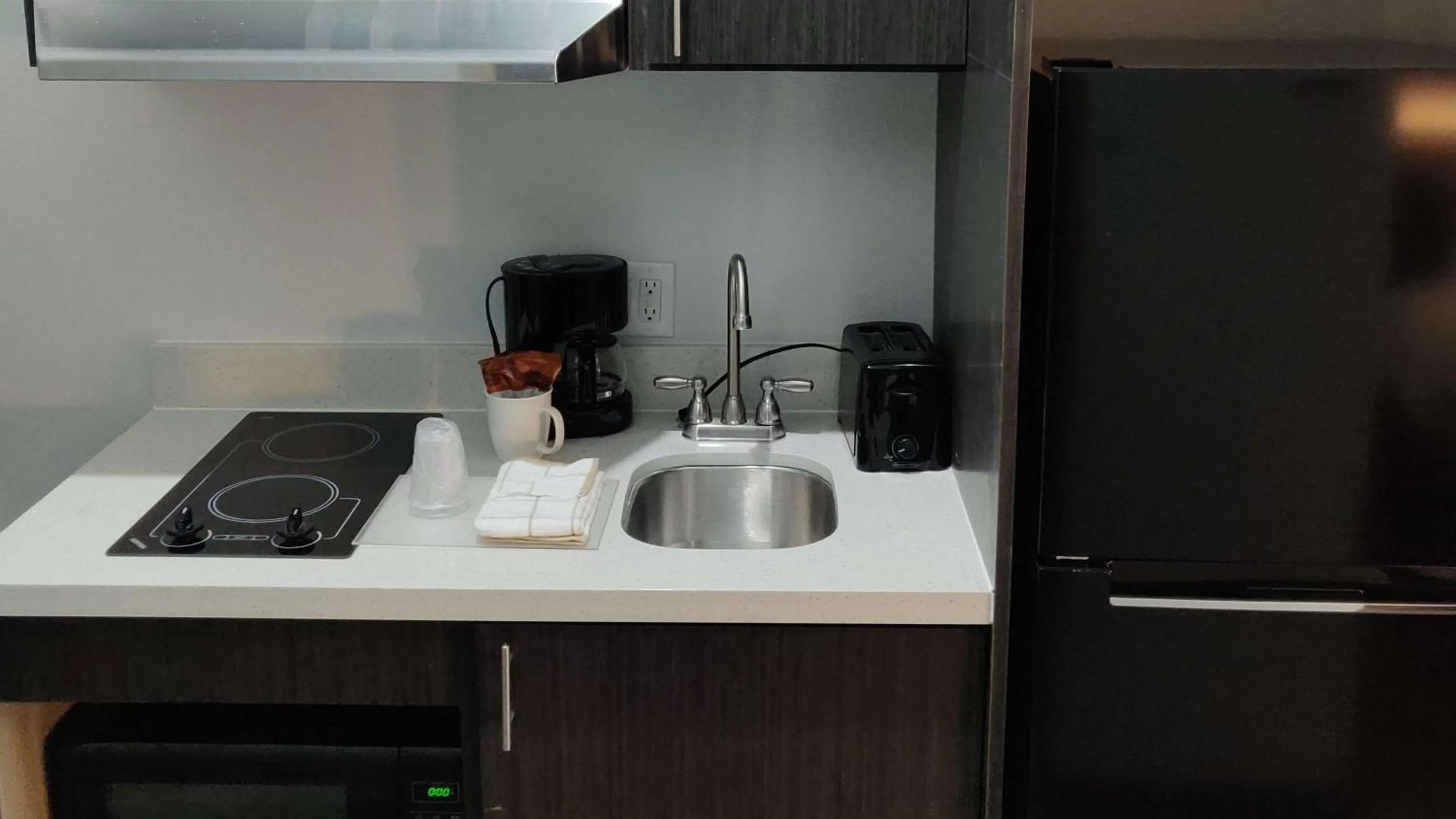 Photo of the whole room in Studio 6 Katy, Tx