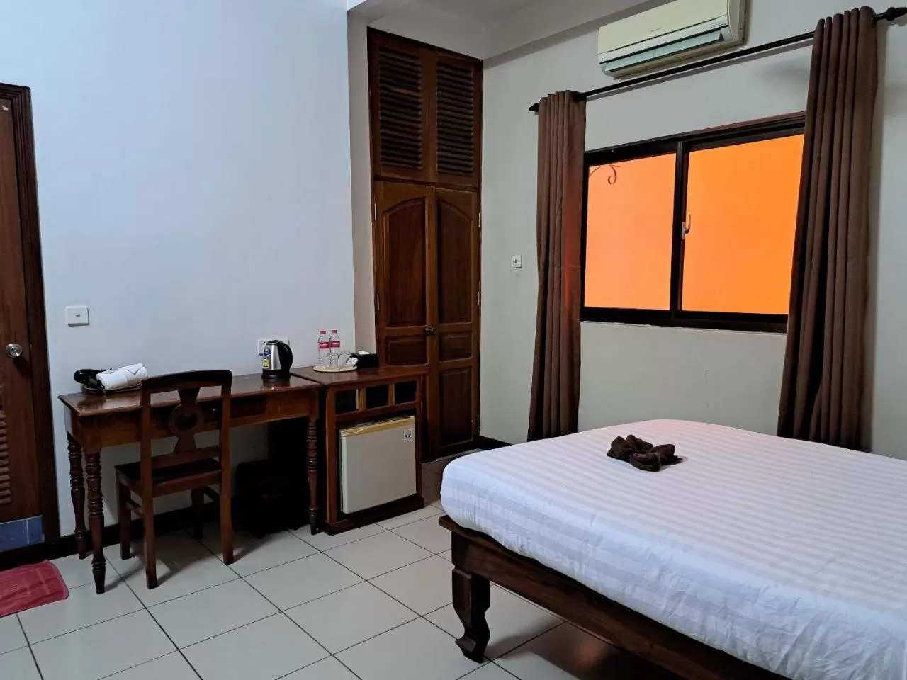 Bed in DEN HOTEL TOTONOU SIEM REAP