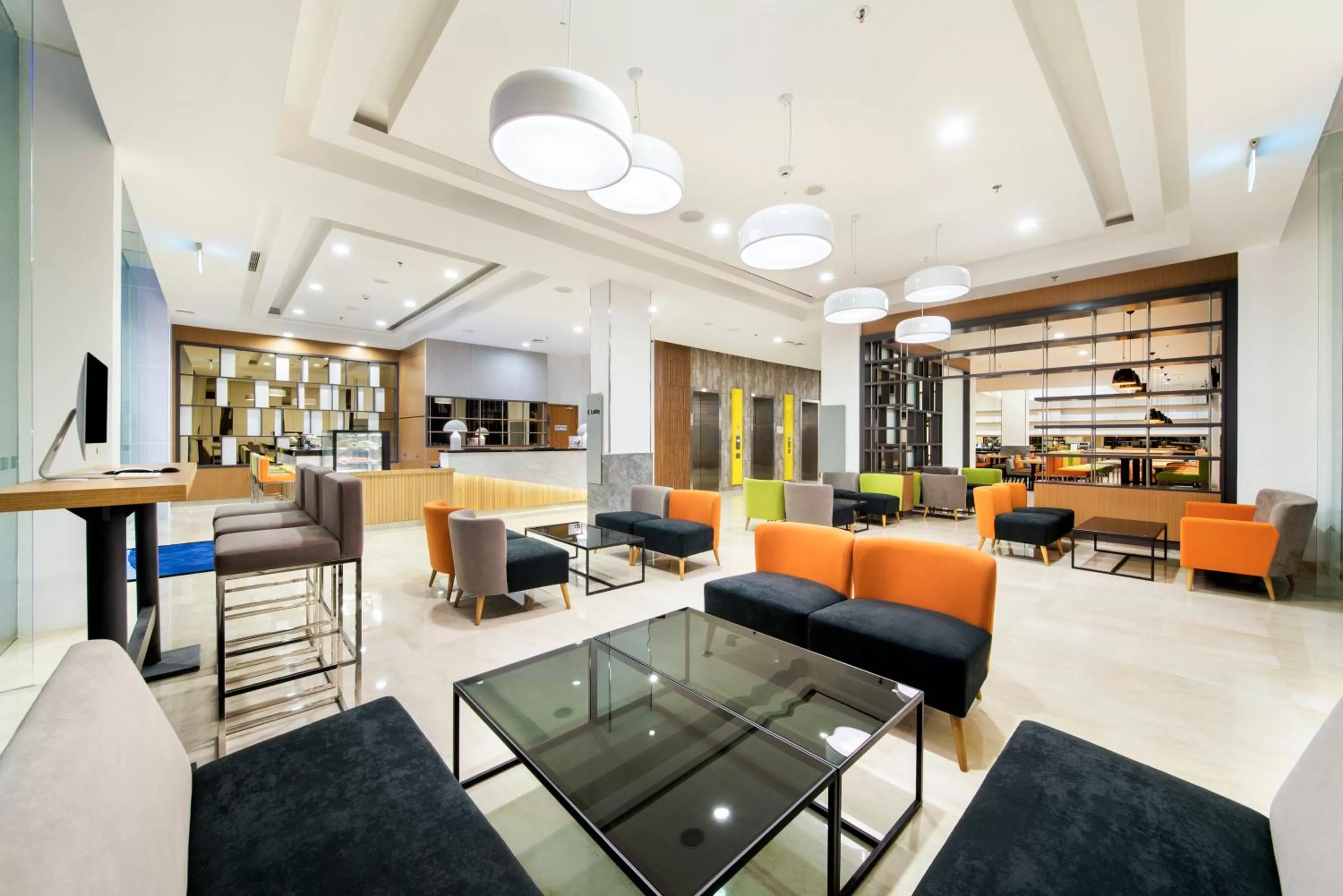 Lobby or reception in Holiday Inn Express Jakarta Matraman by IHG