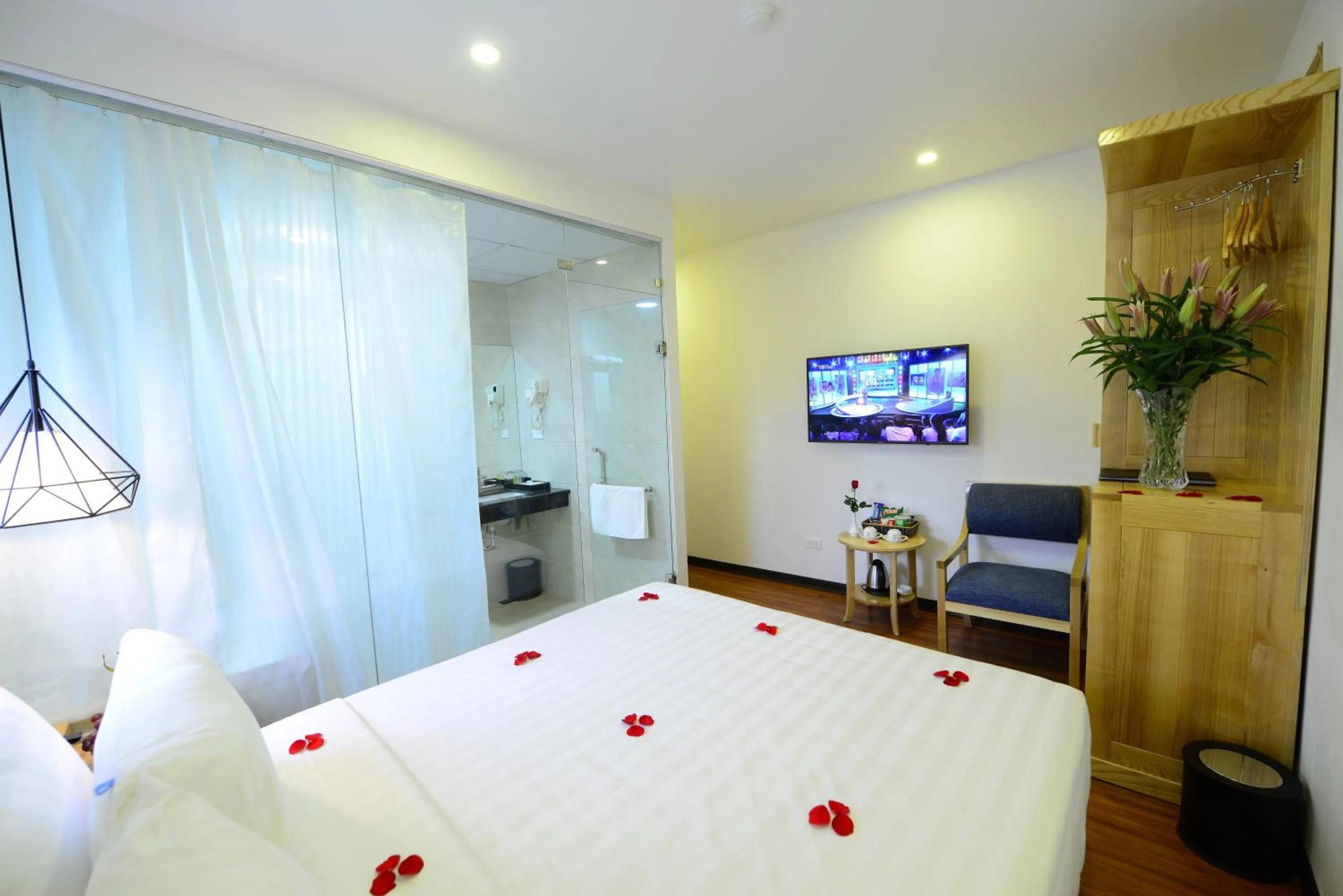 Bedroom, Bed in Blue Hanoi Inn Luxury Hotel