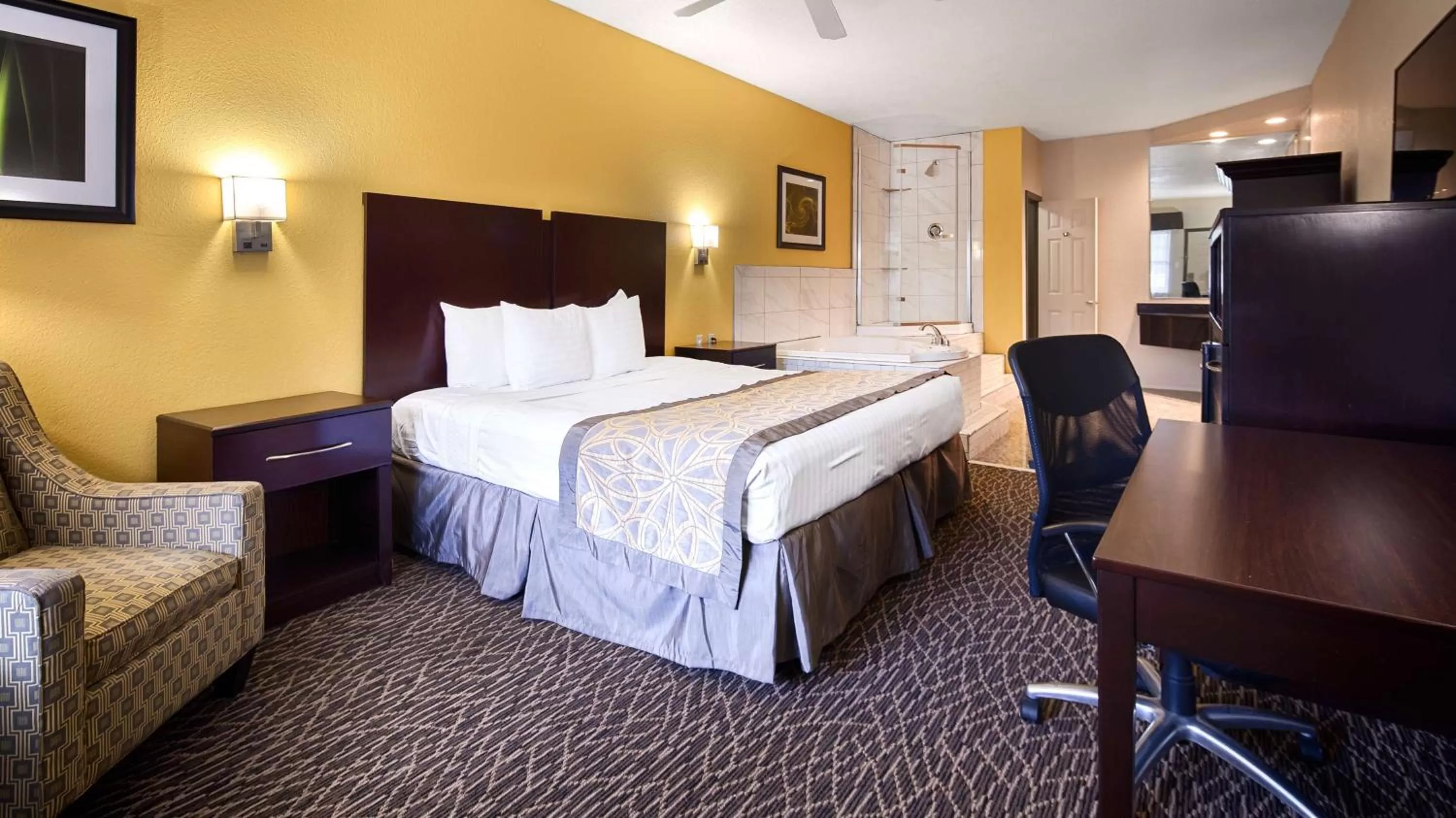 King Suite with Spa Bath - Non Smoking in Best Western West Monroe Inn