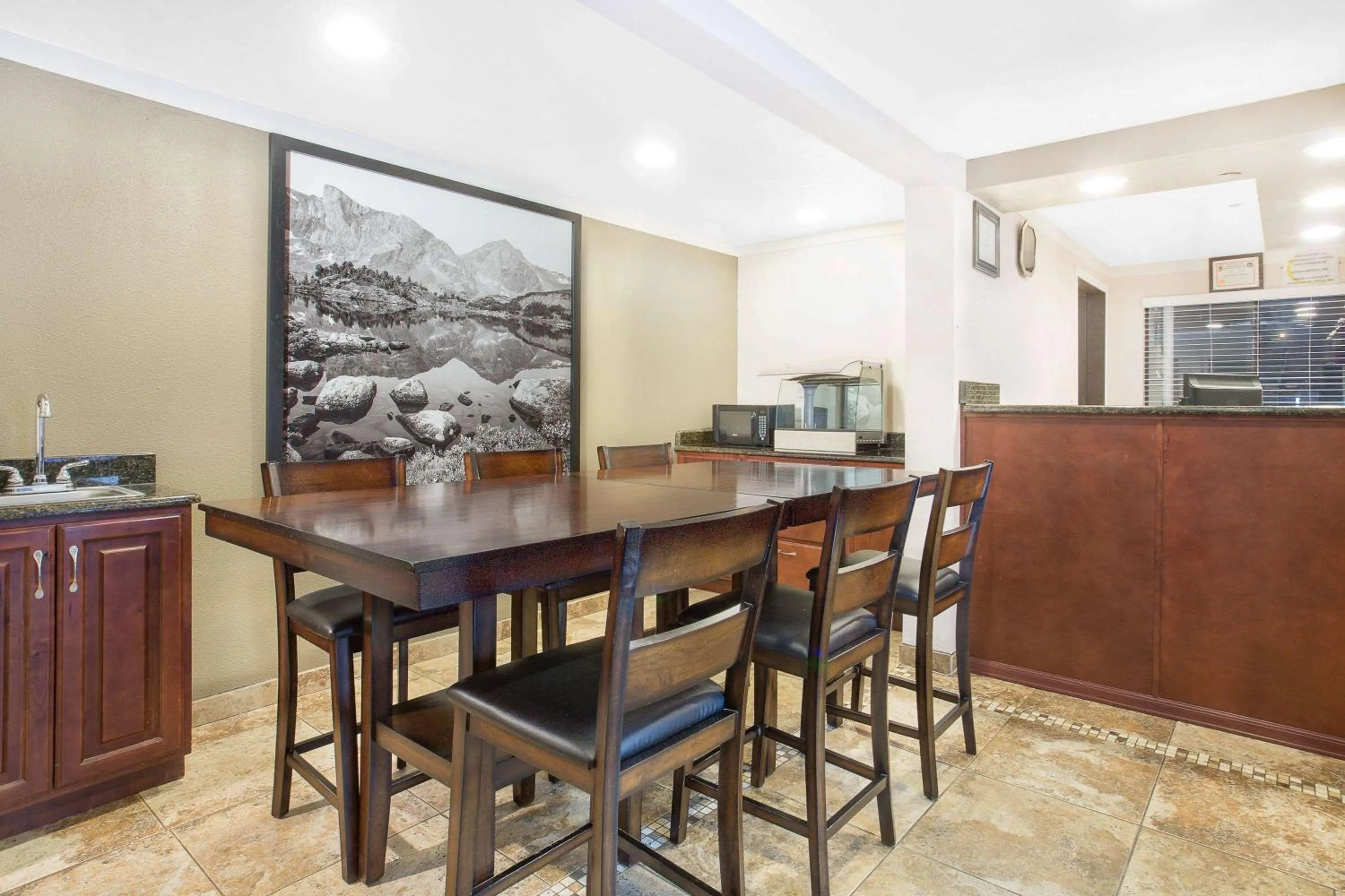 Lobby or reception in Super 8 by Wyndham Riverton