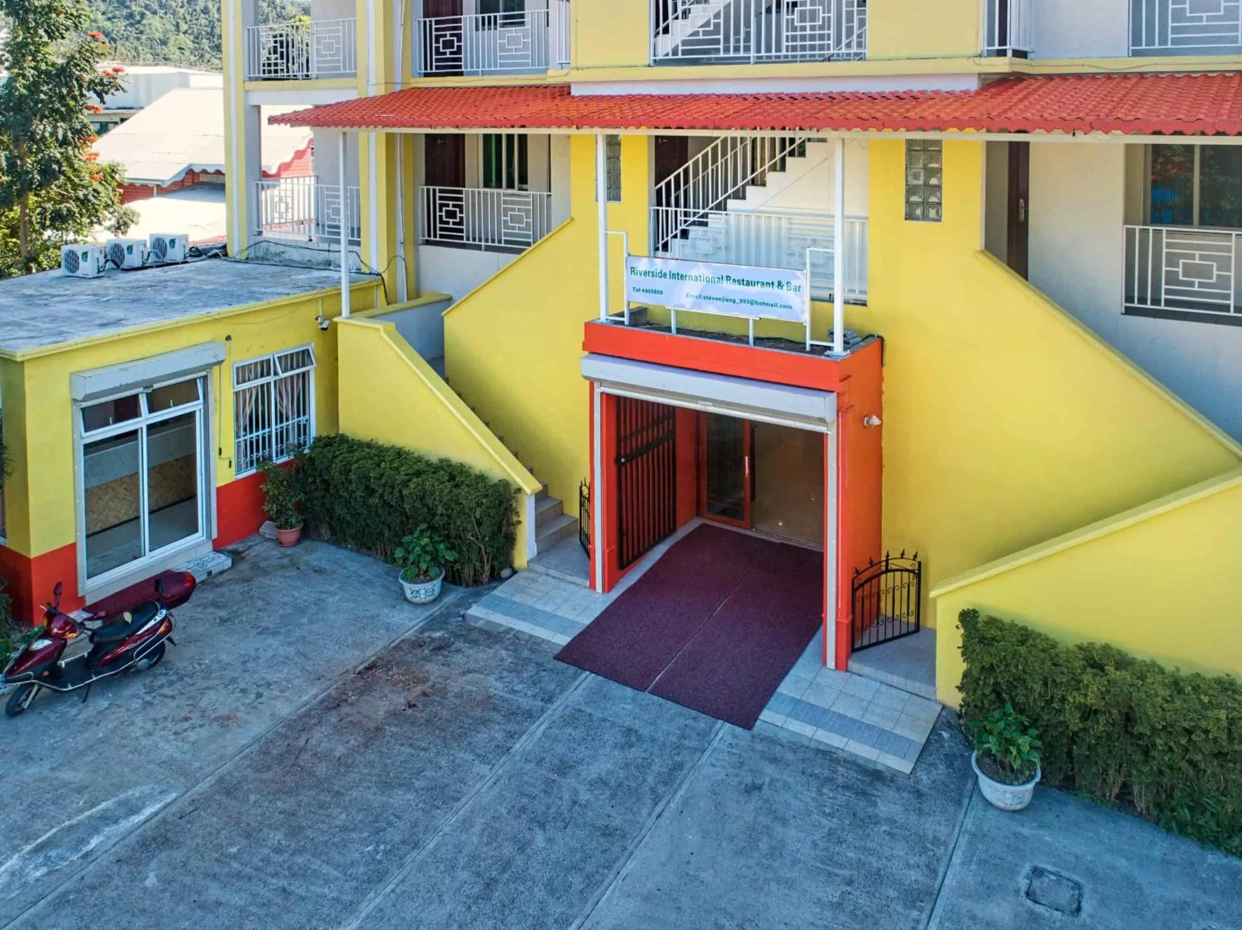 Facade/entrance in Riverside Hotel