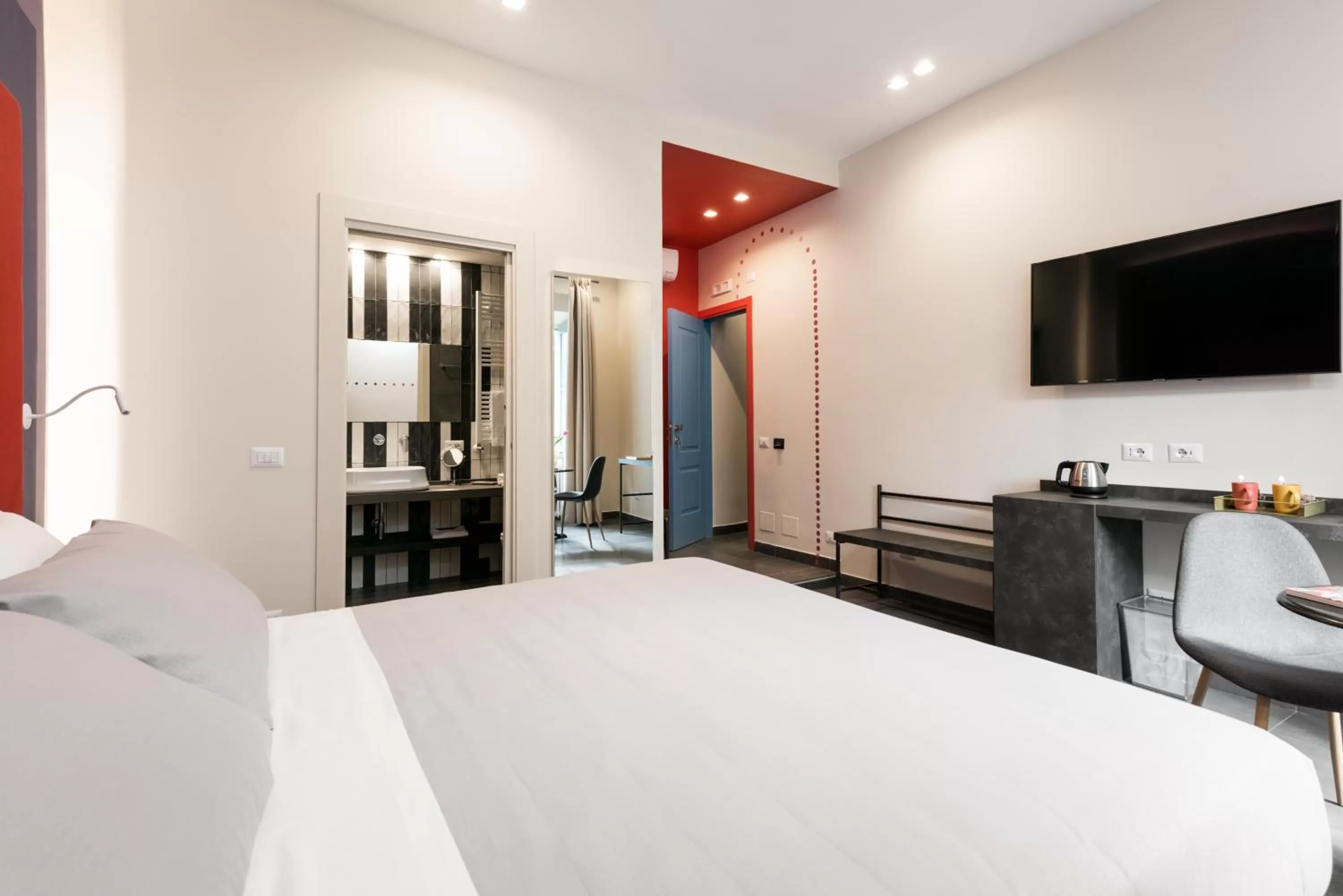 Bed in Circle in the Square