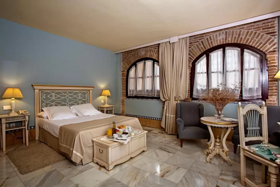 Photo of the whole room, Bed in Hotel Alcázar de la Reina
