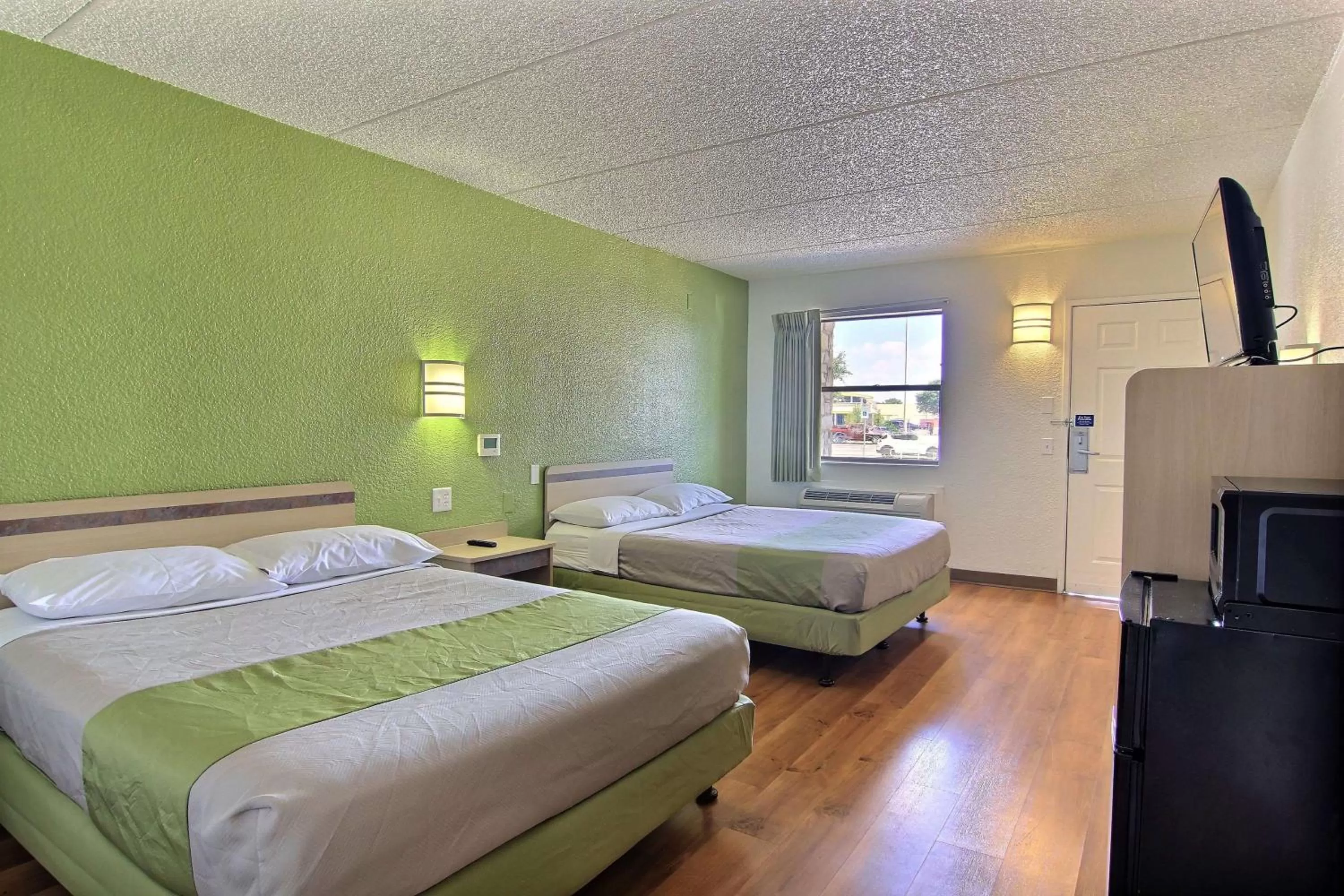 TV and multimedia, Bed in Motel 6 Austin, TX - Central Downtown UT