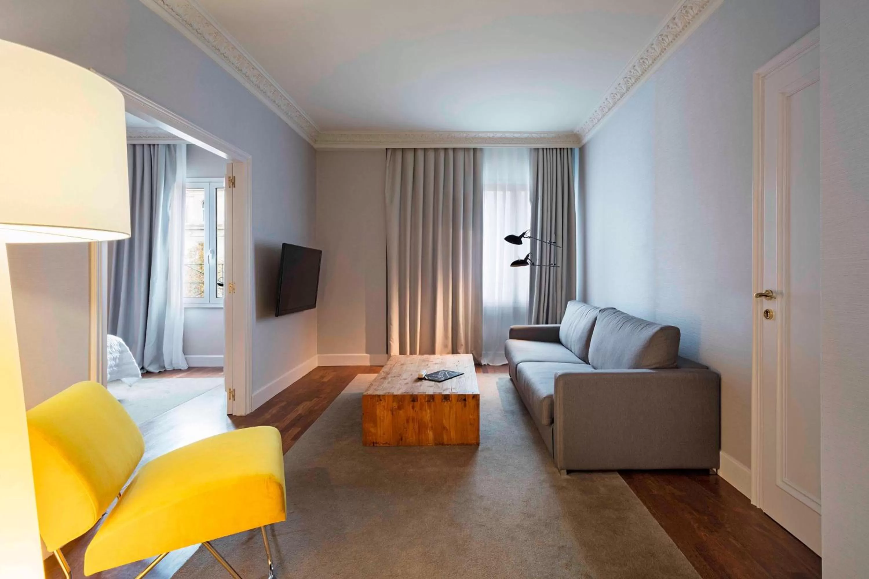 Photo of the whole room, Bed in Le Meridien Barcelona