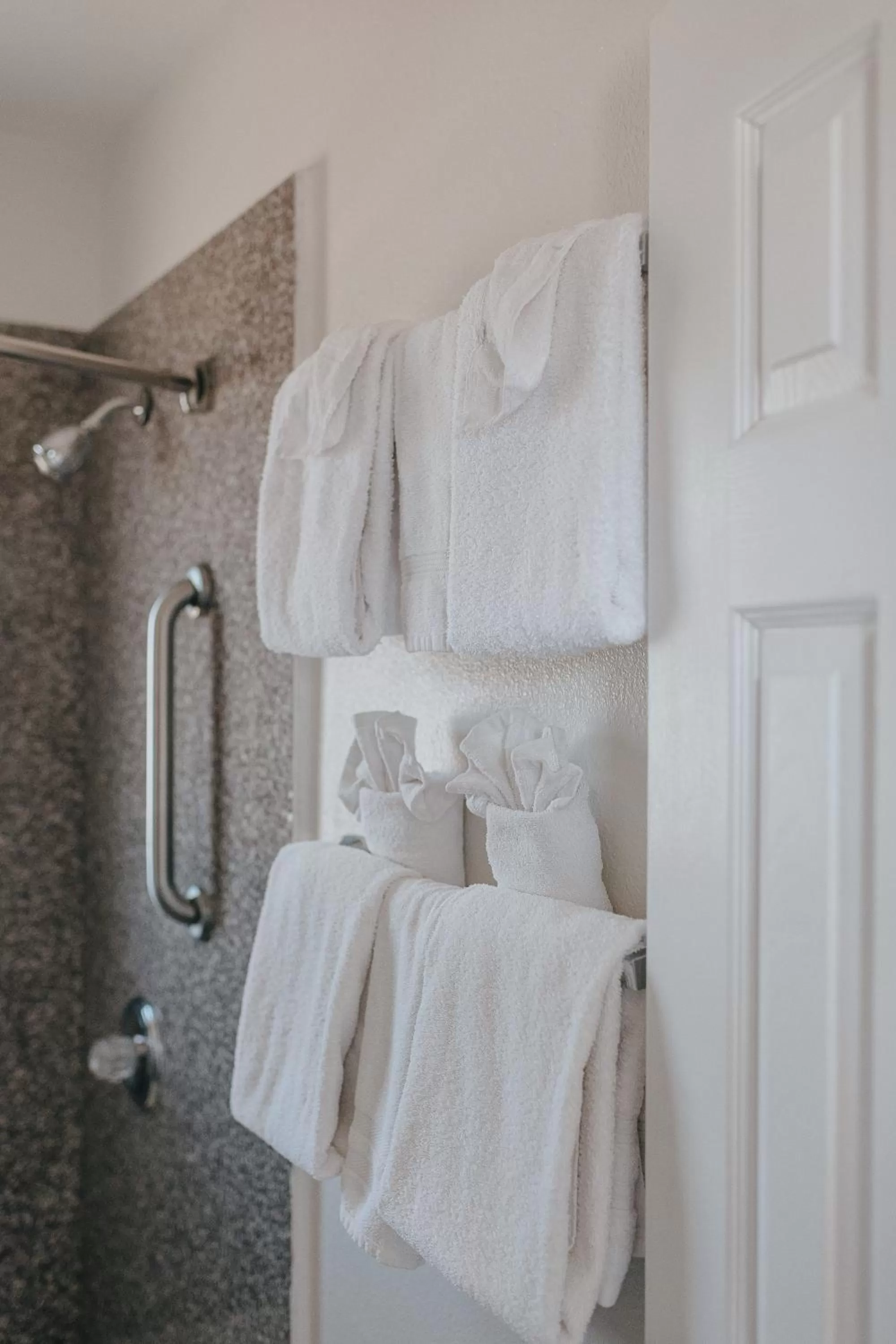 towels, Bed in Sea Air Inn & Suites - Downtown - Restaurant Row