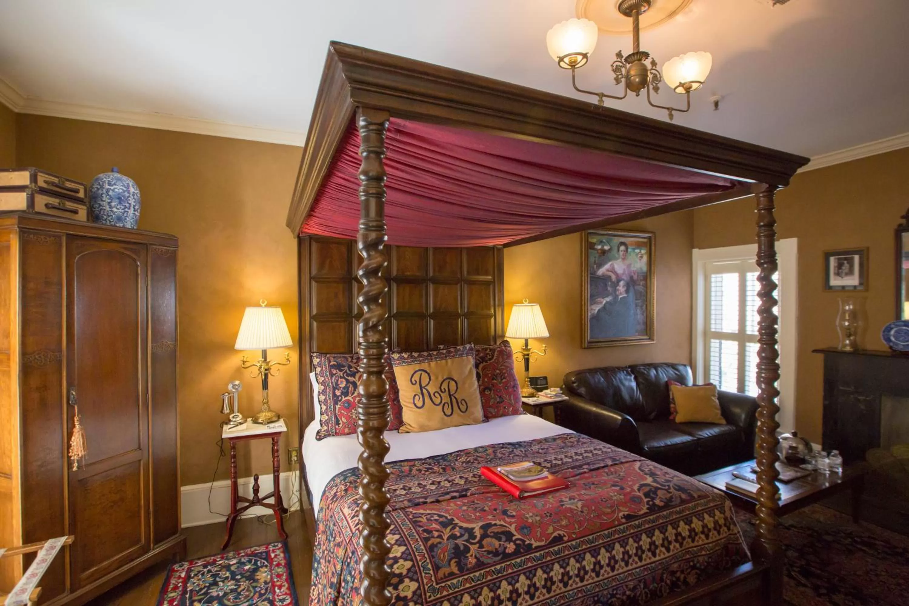 Bed in Ballastone Inn