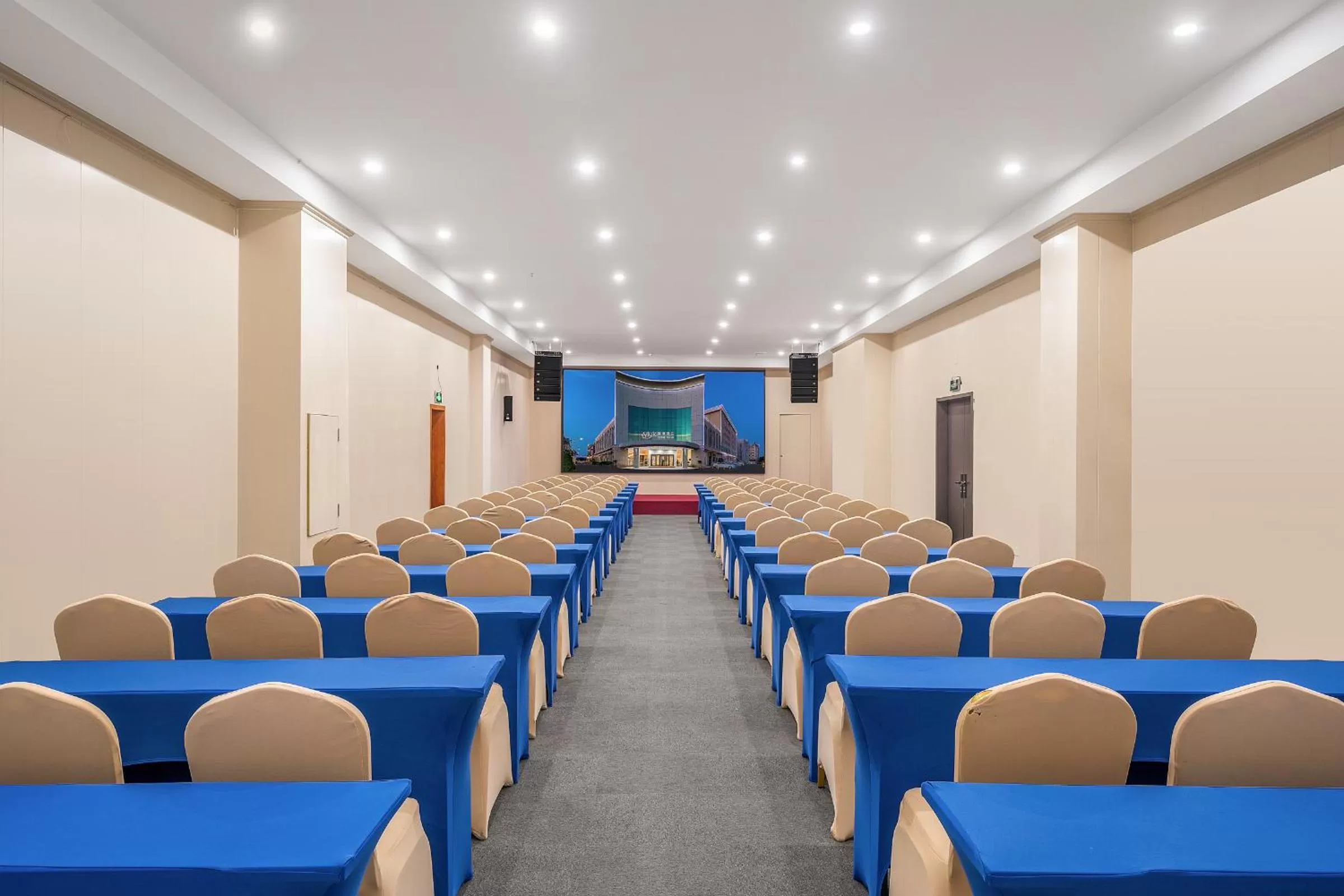 Business facilities in Guangzhou Baiyun Airport Rejoice by Argyle Hotel Rehe Metro Exit B --Free shuttle bus is provided during the 138th Canton Fair