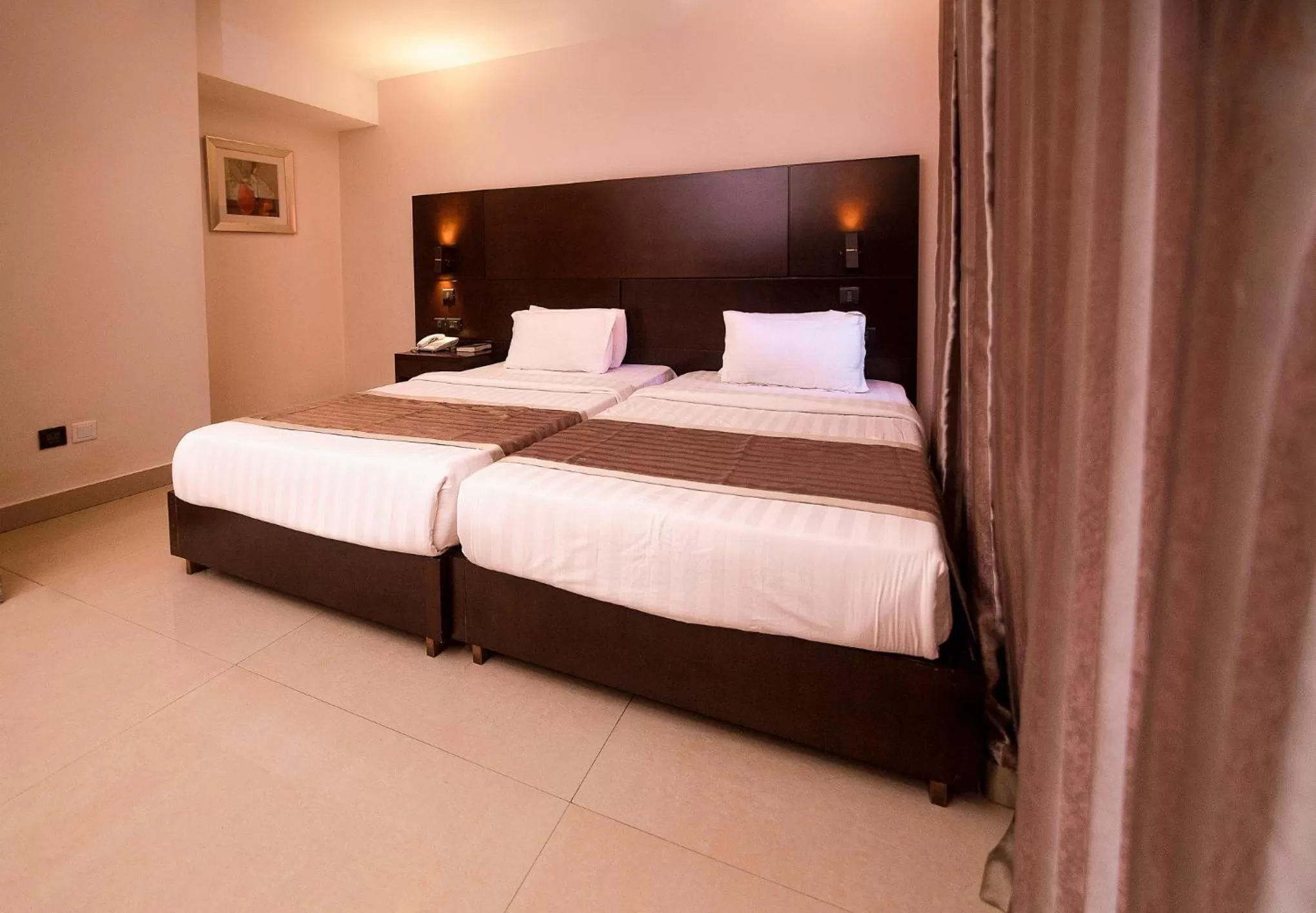 Bedroom, Bed in Noble House Hotel