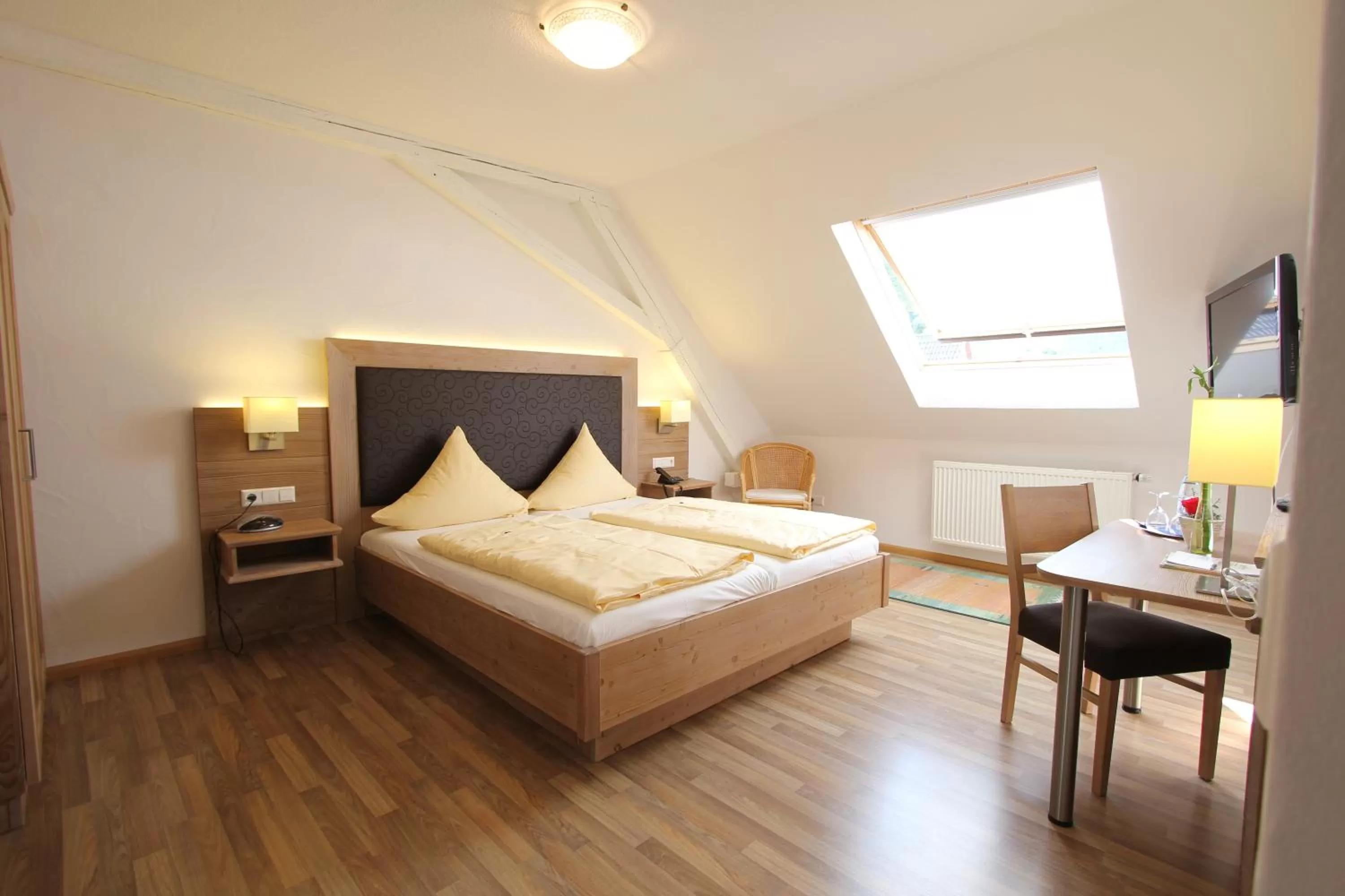 Bed in Weinhotel / Gasthaus zur Sonne