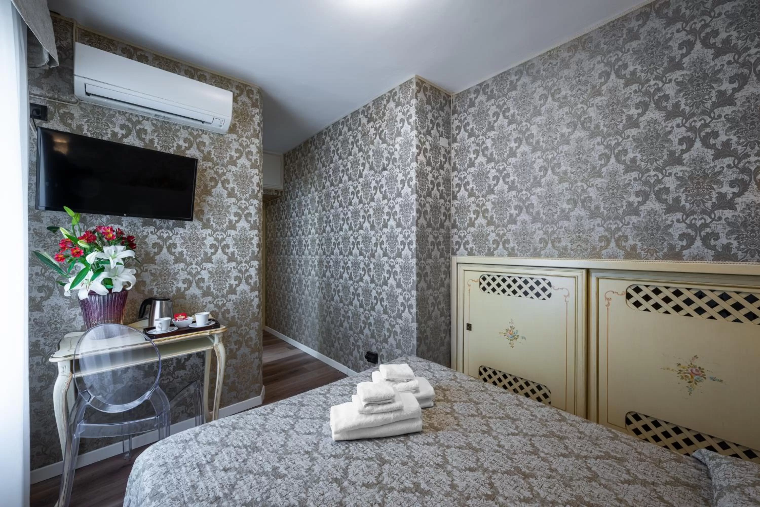 Photo of the whole room, Bed in Hotel Apostoli Garden