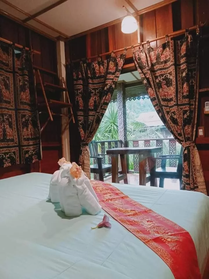 Bed in Khao Sok River & Jungle Resort