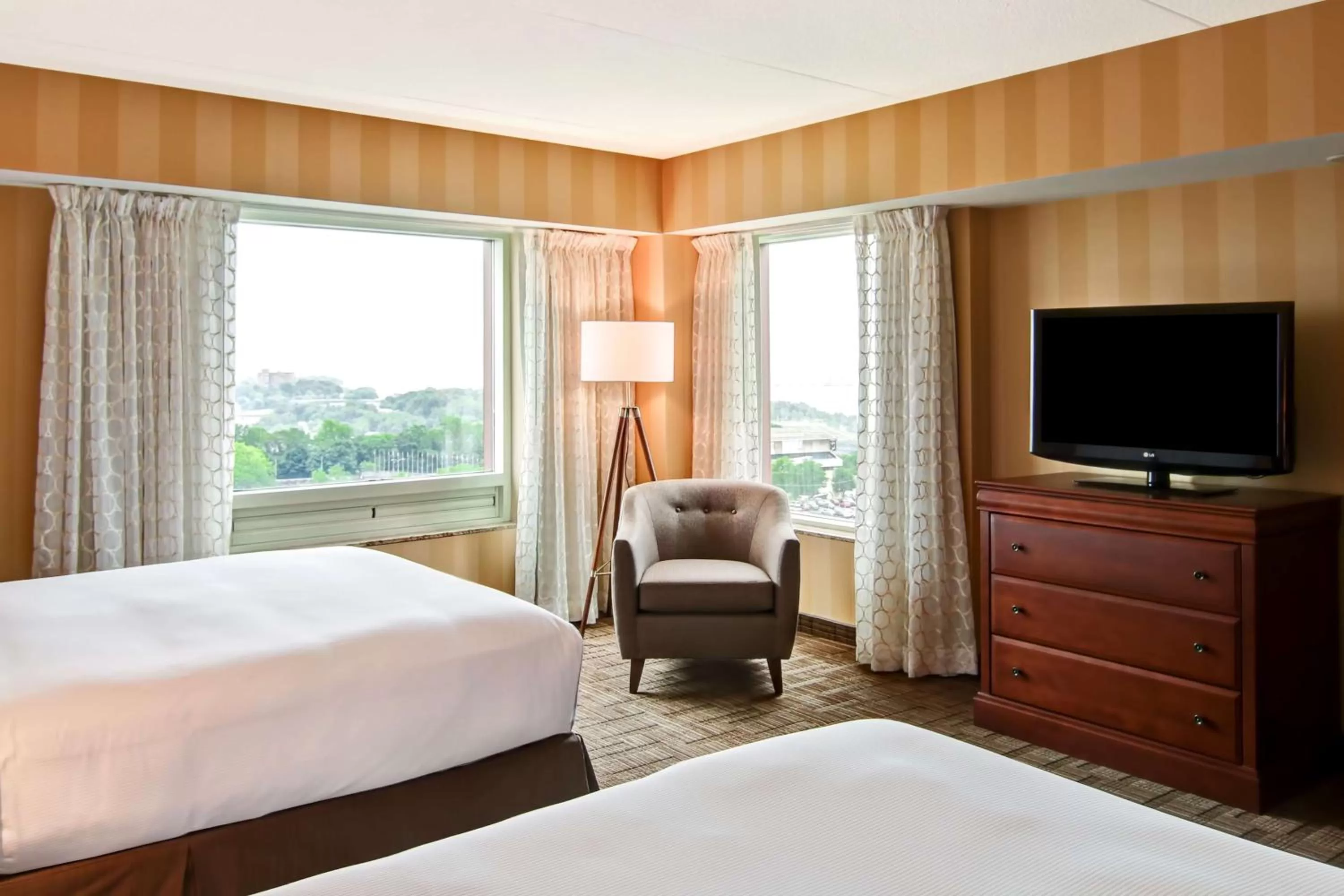 Living room, Bed in DoubleTree Fallsview Resort & Spa by Hilton - Niagara Falls