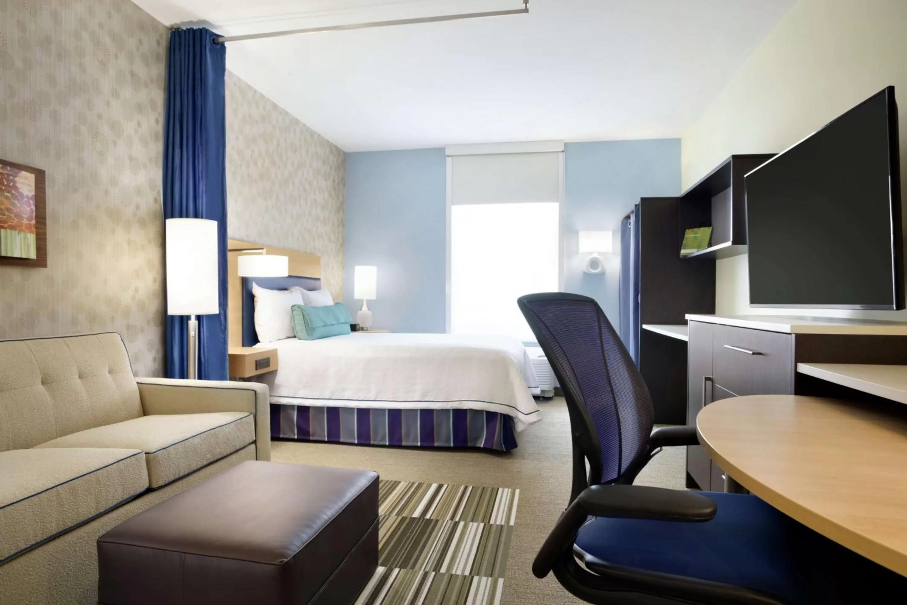 Bedroom, Bed in Home2 Suites By Hilton McAllen