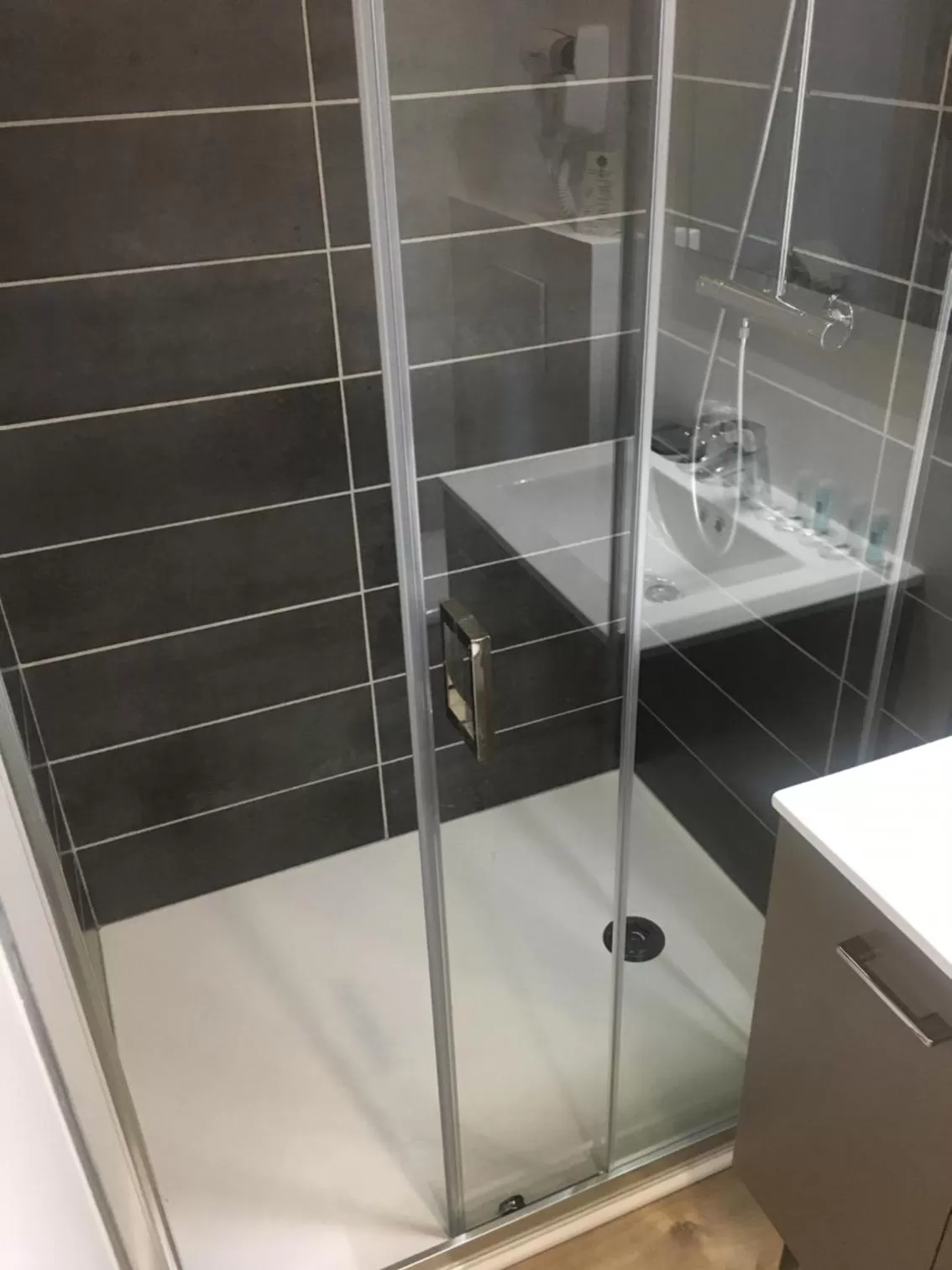 Shower in Hôtel Le Biarritz - Vichy