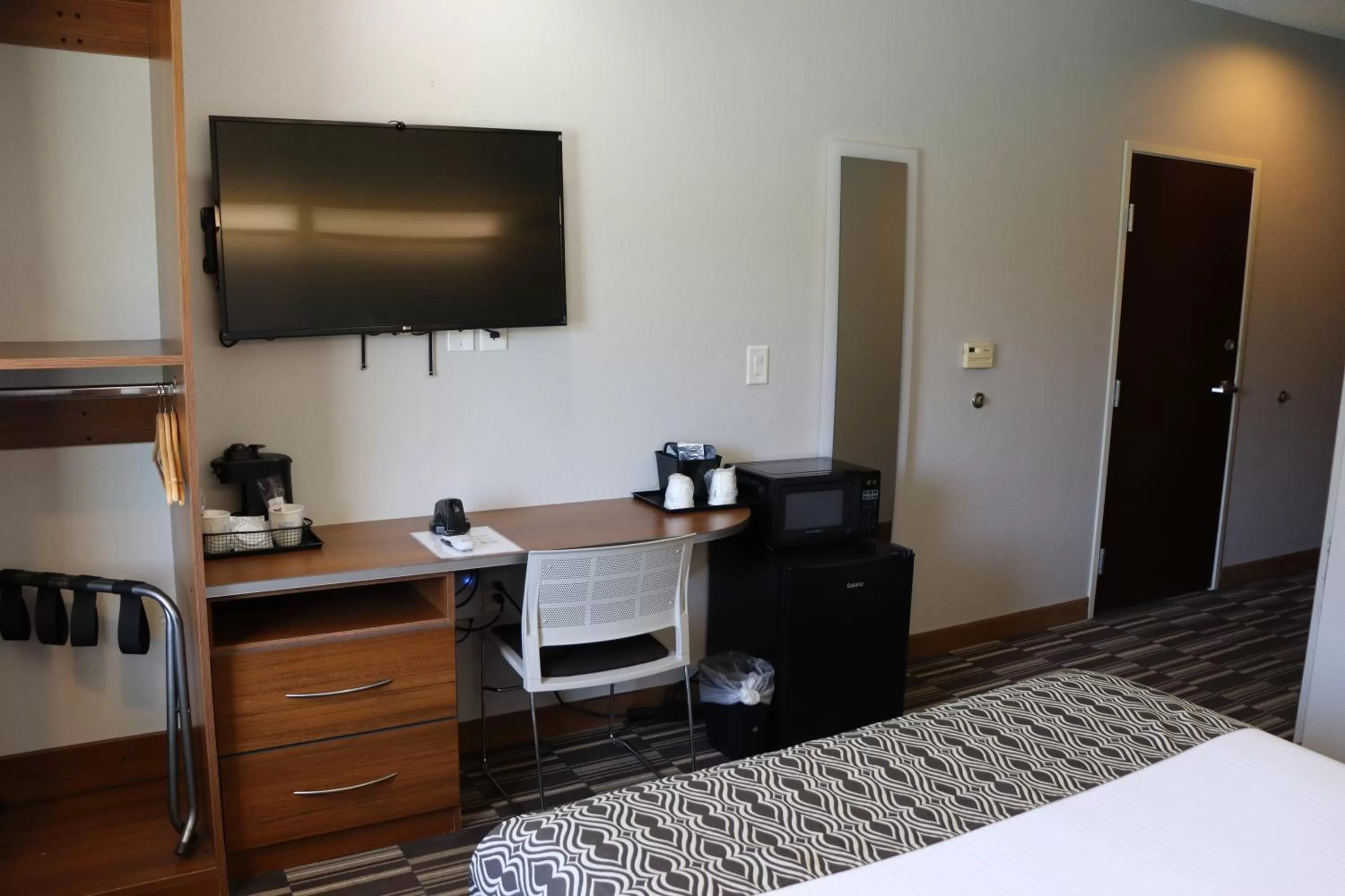 TV and multimedia, Bed in Microtel Inn & Suites by Wyndham Columbus Near Fort Moore