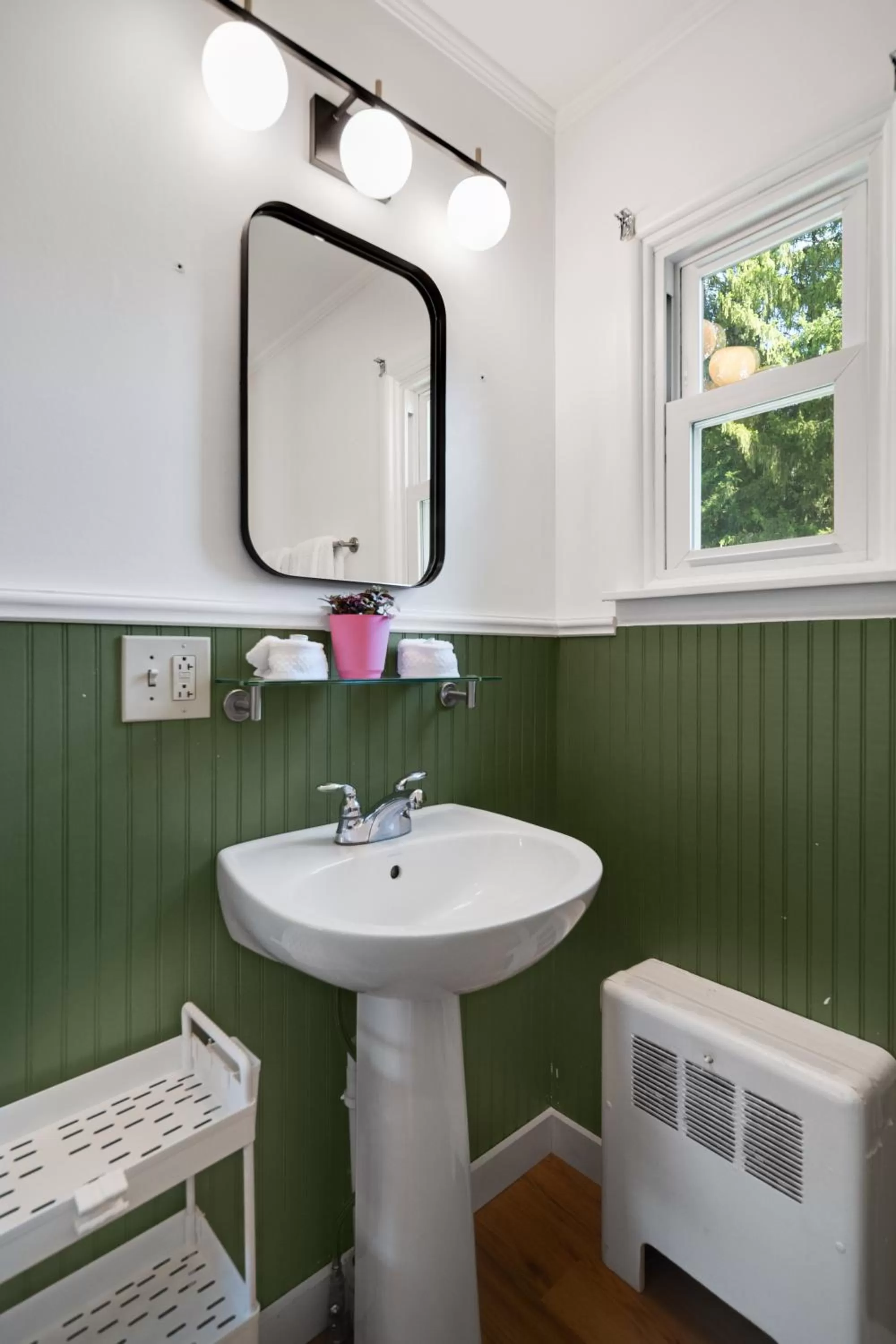 Bathroom in Birches Motel