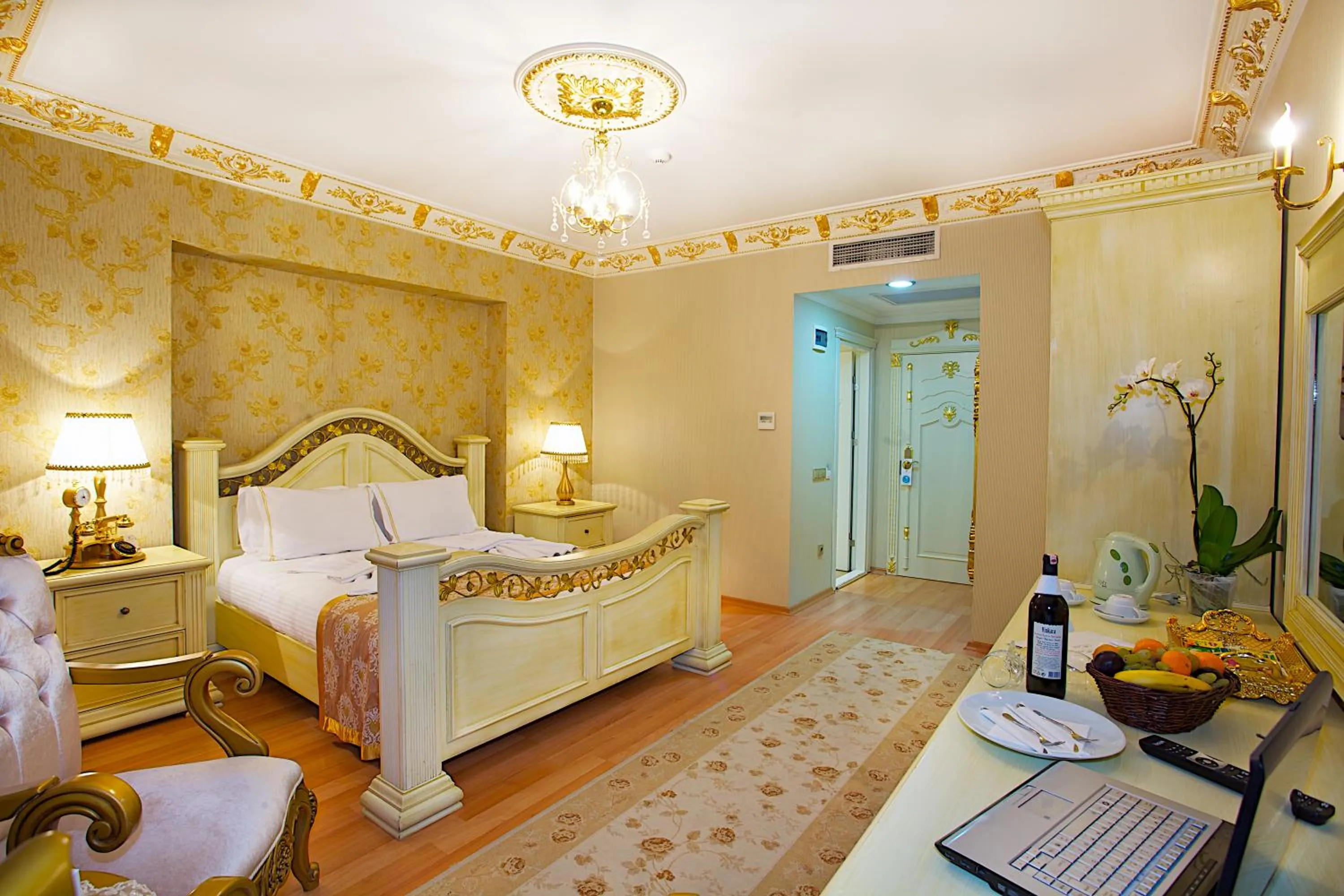 Photo of the whole room, Bed in White House Hotel Istanbul