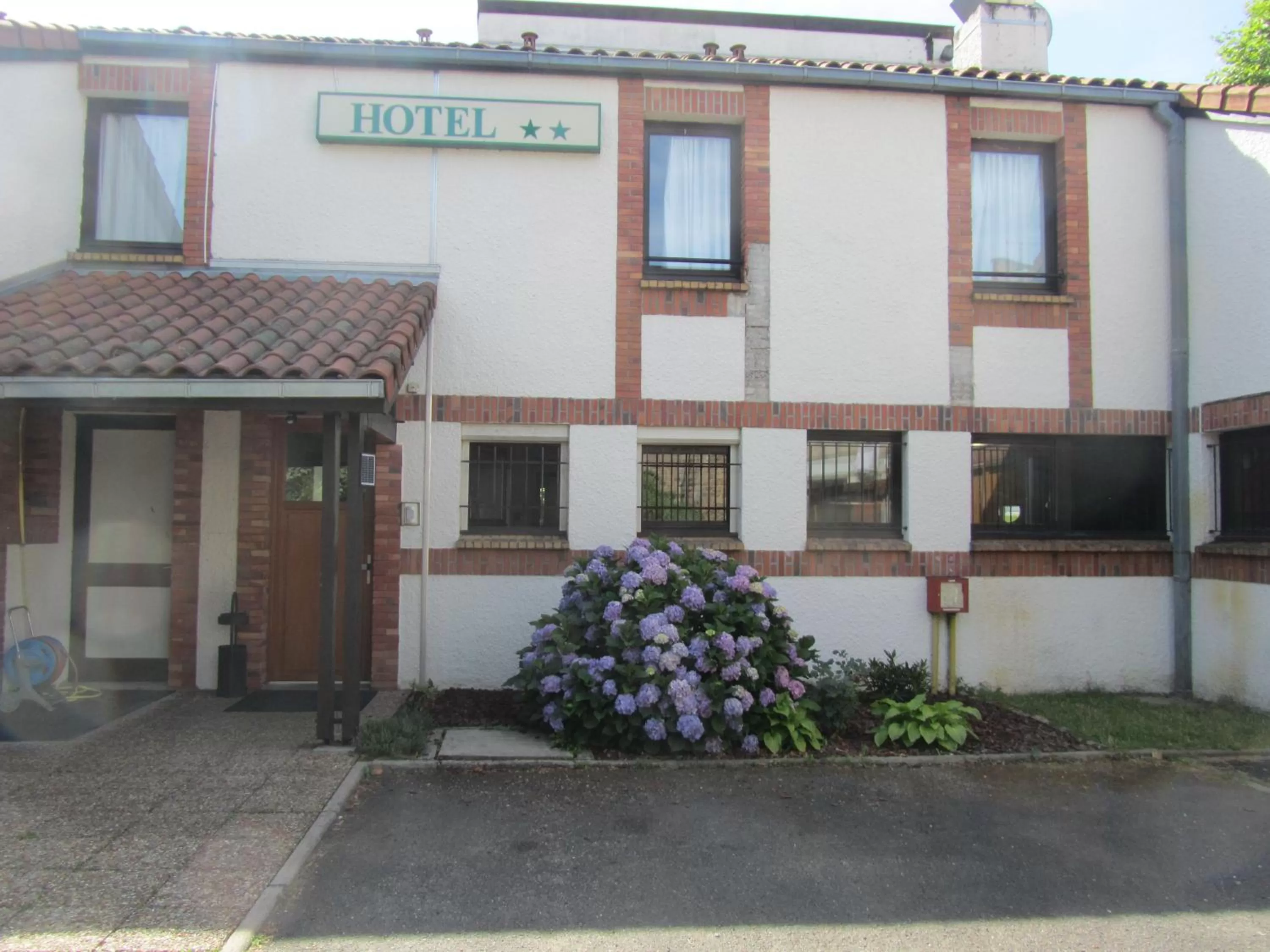 Facade/entrance in Hôtel Le Saint Joseph
