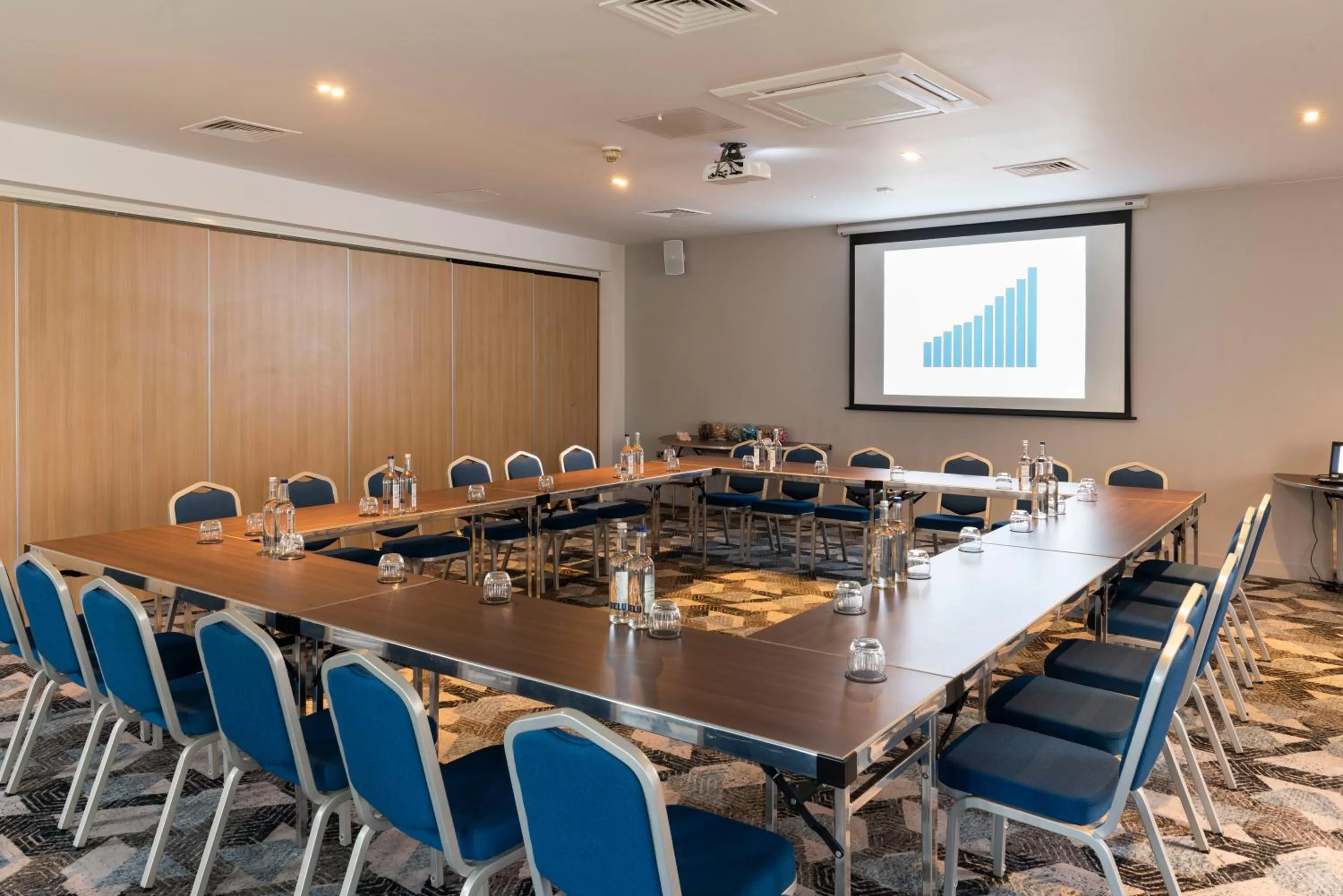 Meeting/conference room in Holiday Inn Birmingham M6, Jct7 by IHG