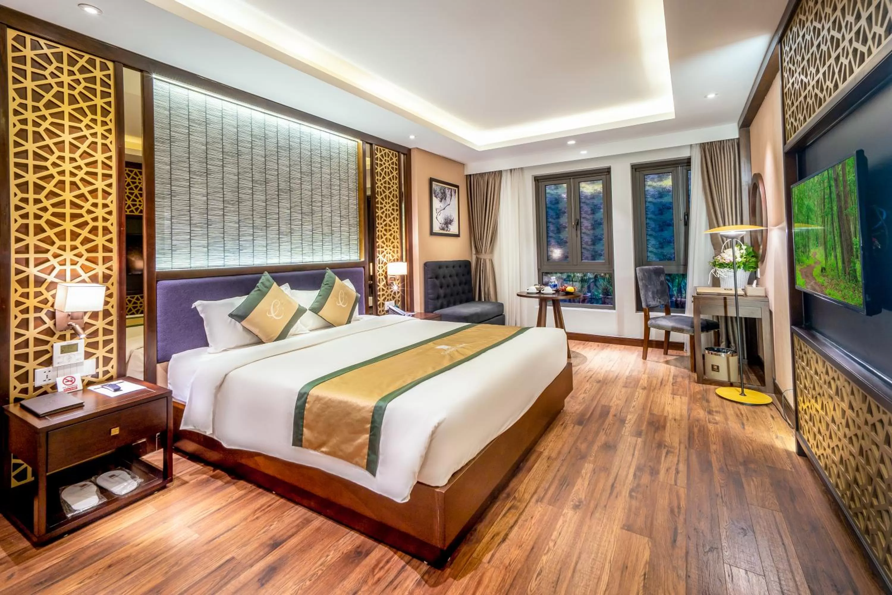 Photo of the whole room, Bed in Conifer Grand Hotel