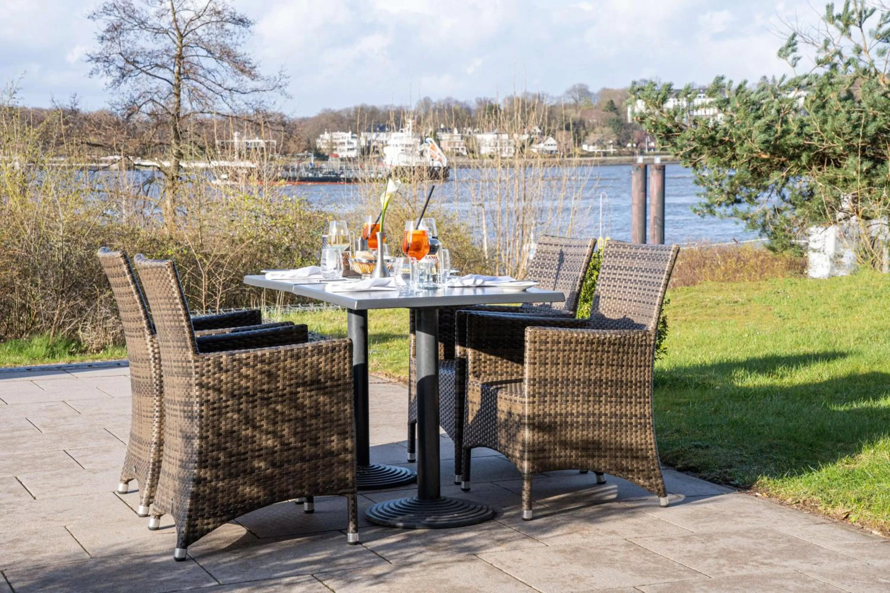 Restaurant/places to eat in elaya hotel hamburg finkenwerder