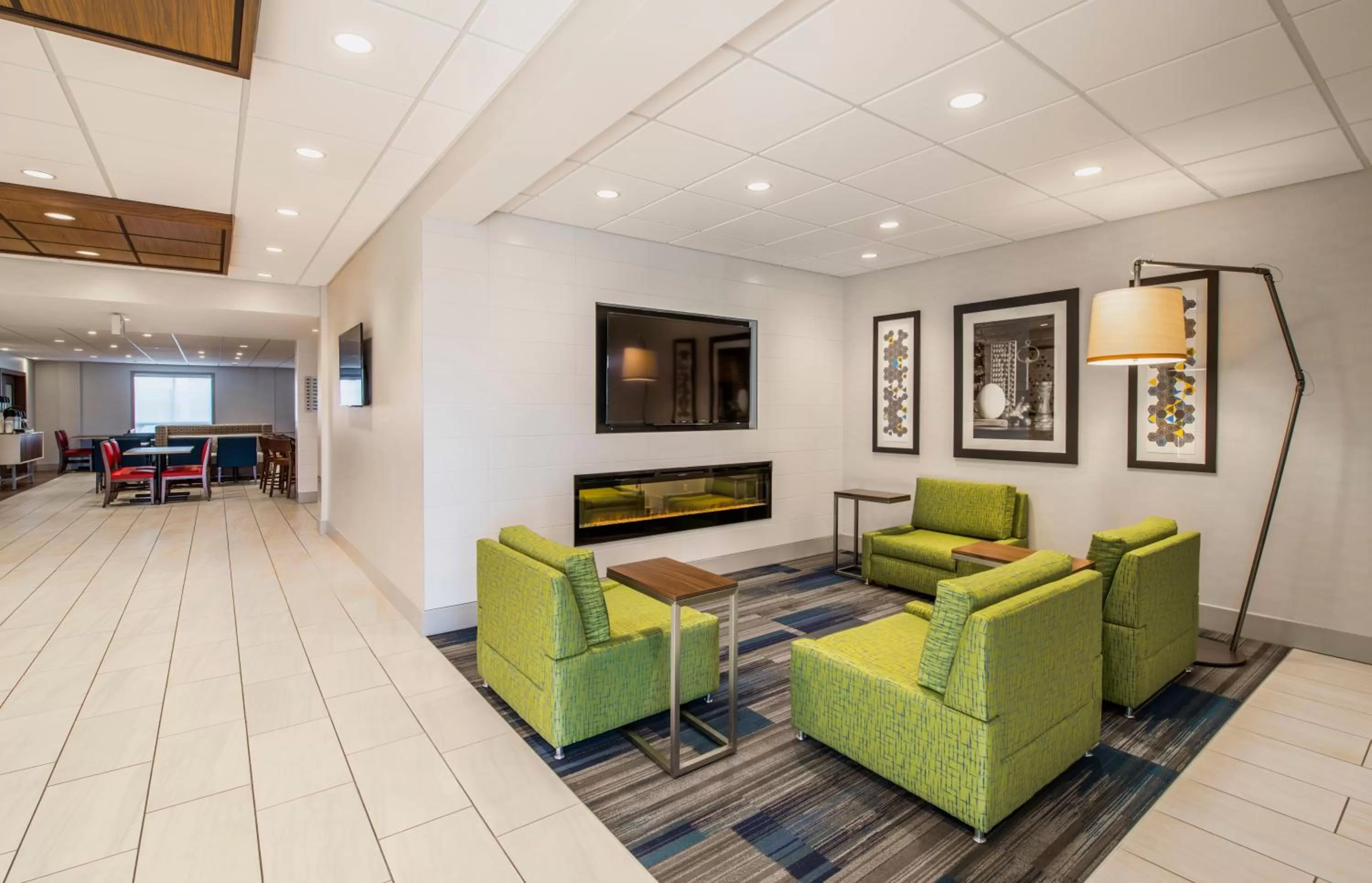 Lobby or reception in Holiday Inn Express Airdrie by IHG
