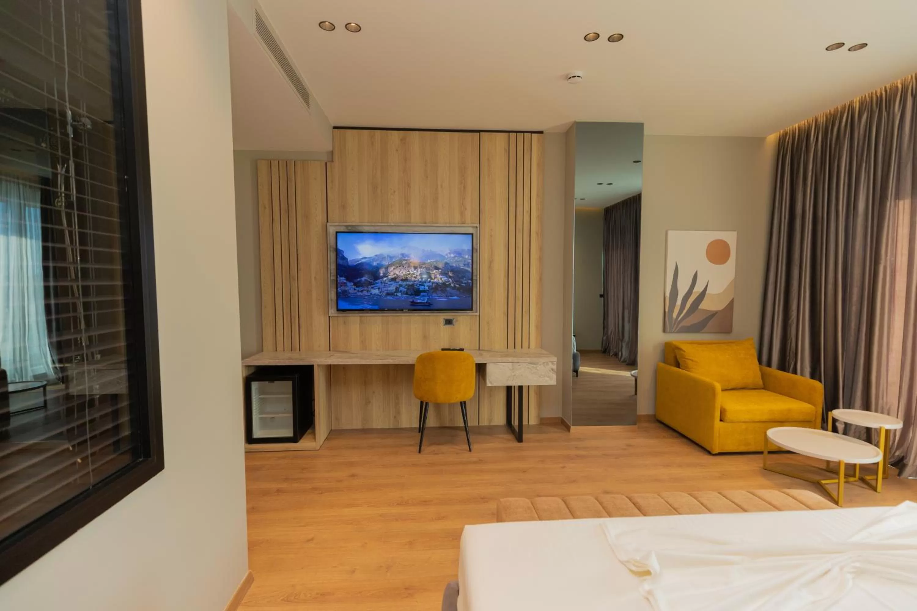 Communal lounge/ TV room, Bed in Esbjerg Hotel