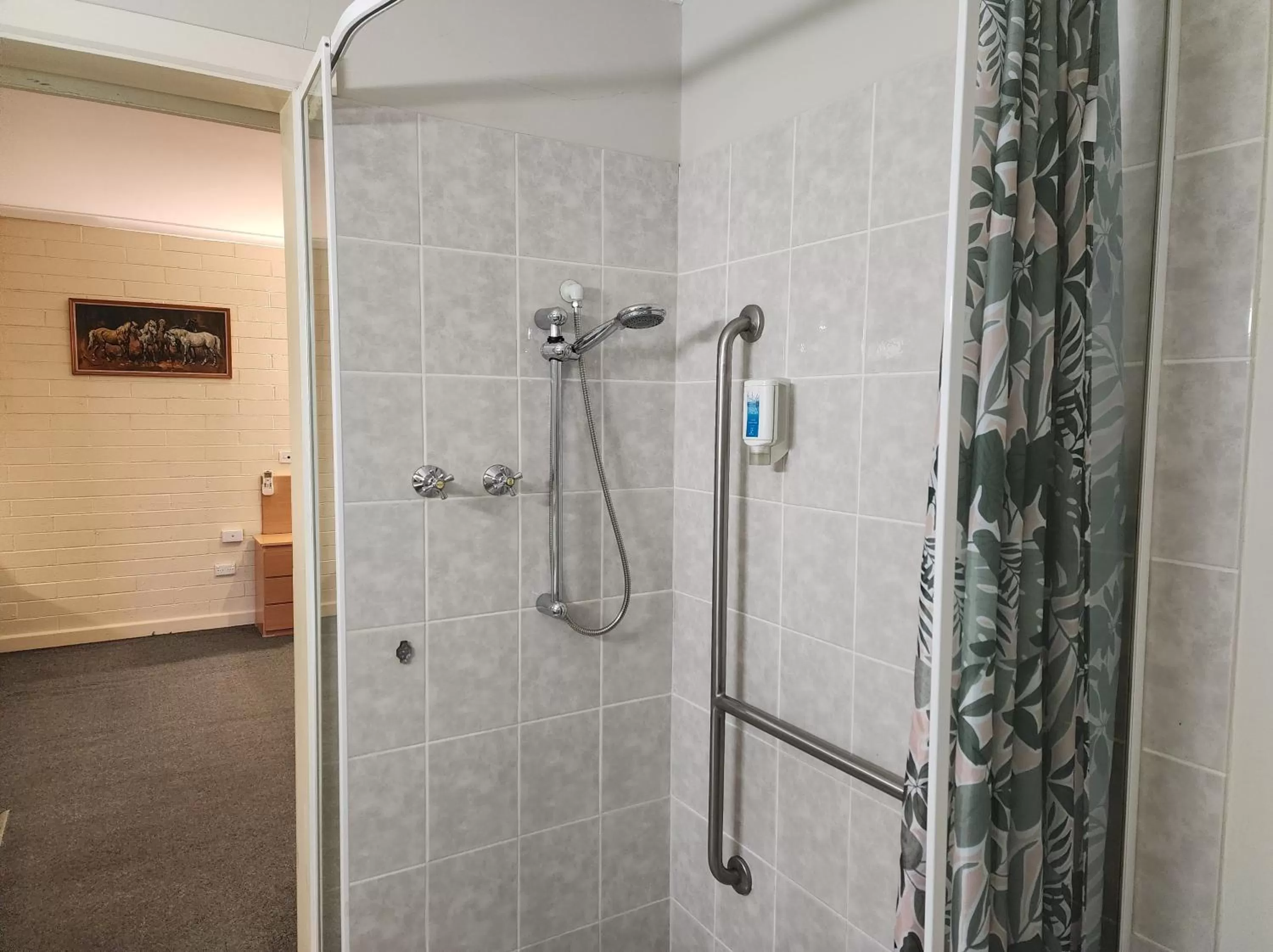 Shower in Hume Inn Motel Albury CBD