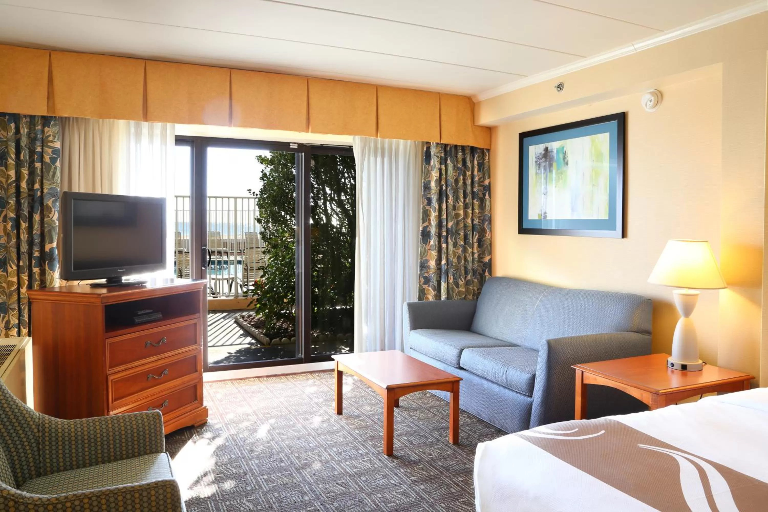 Living room, Bed in Quality Inn Boardwalk